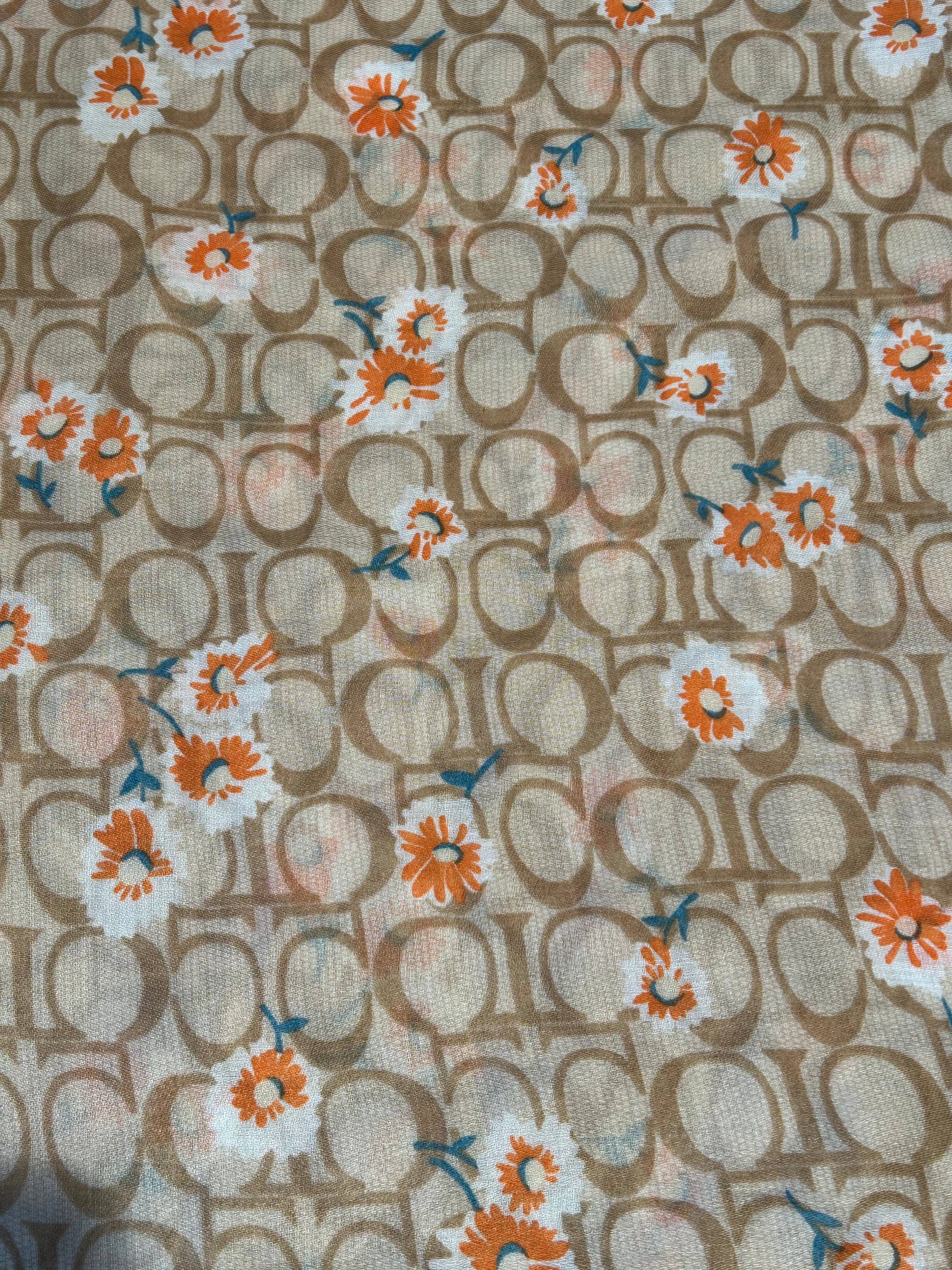 Tørklæde i brun m. Blomster, nærbillede af blomstermønster.