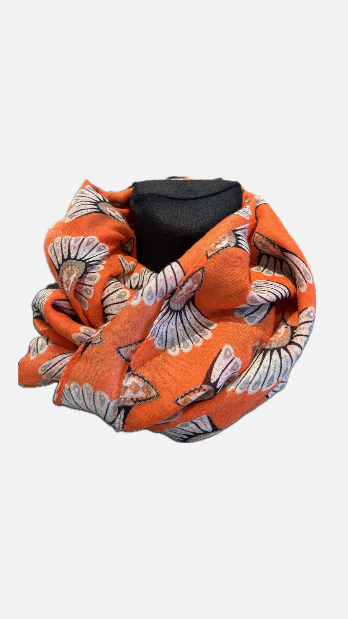 Tørklæde i orange m. Vifte mønster -223 på mannequin.