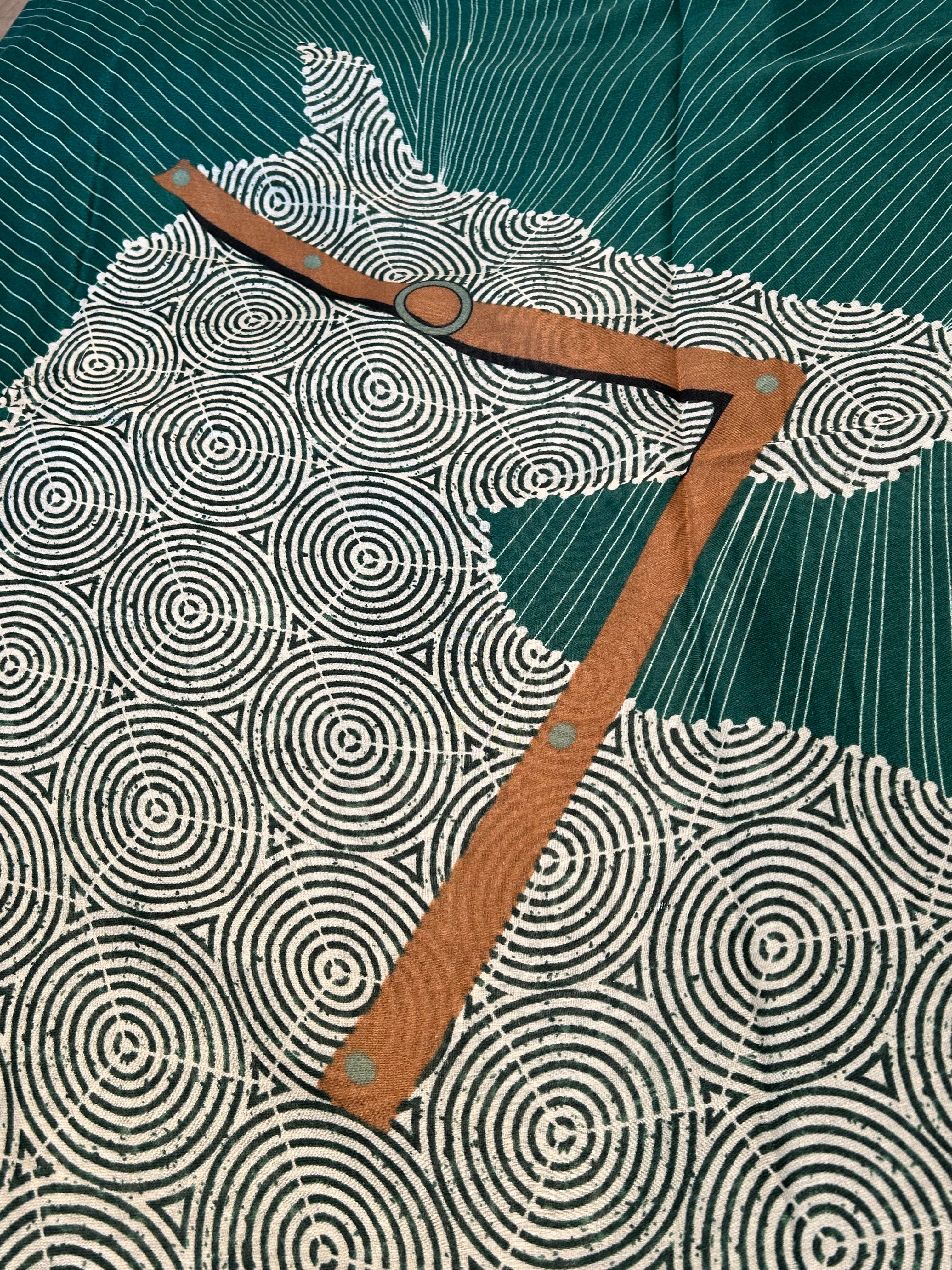 Tørklæde i grøn med stribet mønster, viskose, 90x180 cm.