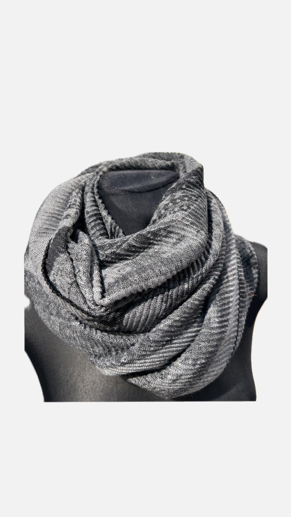 Tørklæde i grå/sort nuancer - Damernes Outlet