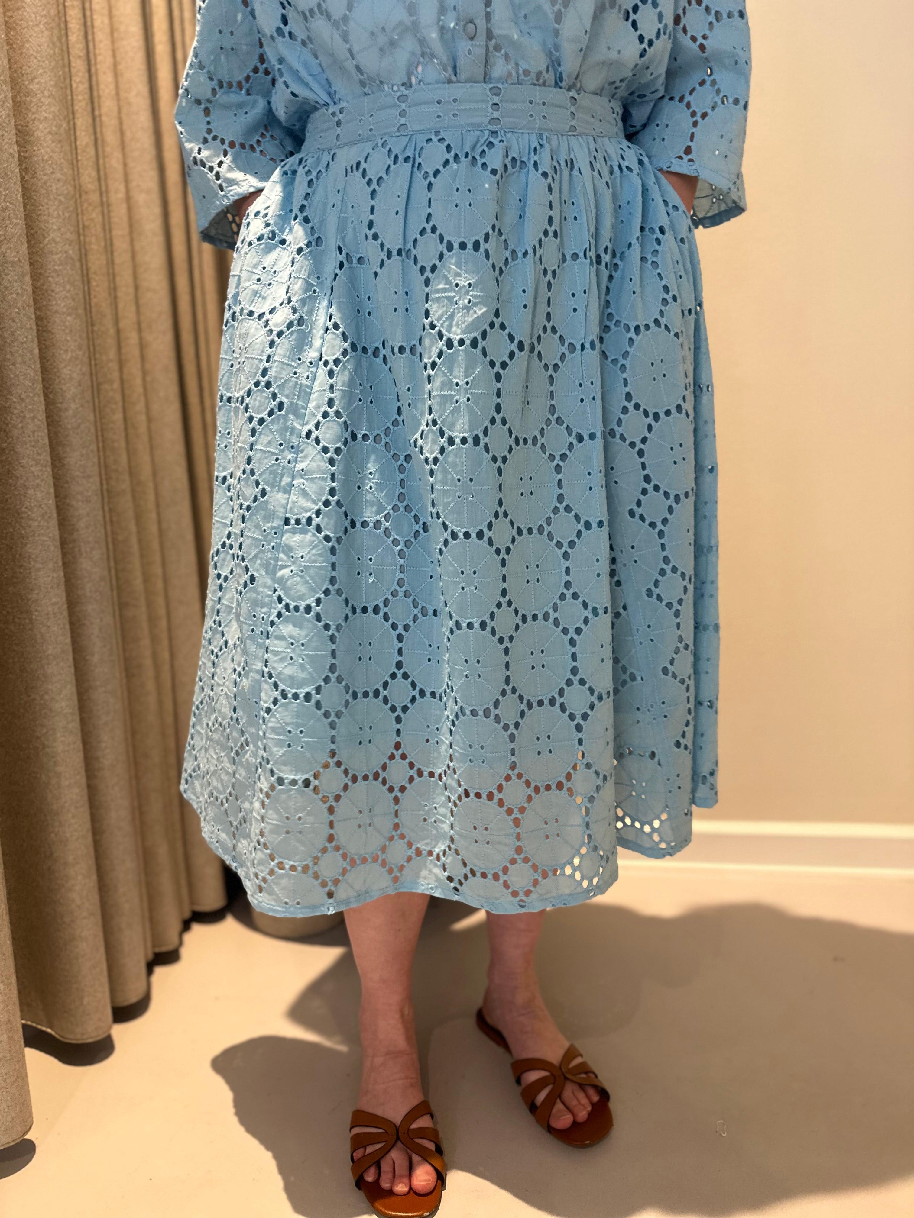 Bella nederdel i pastelblå broderie anglaise - Damernes Outlet