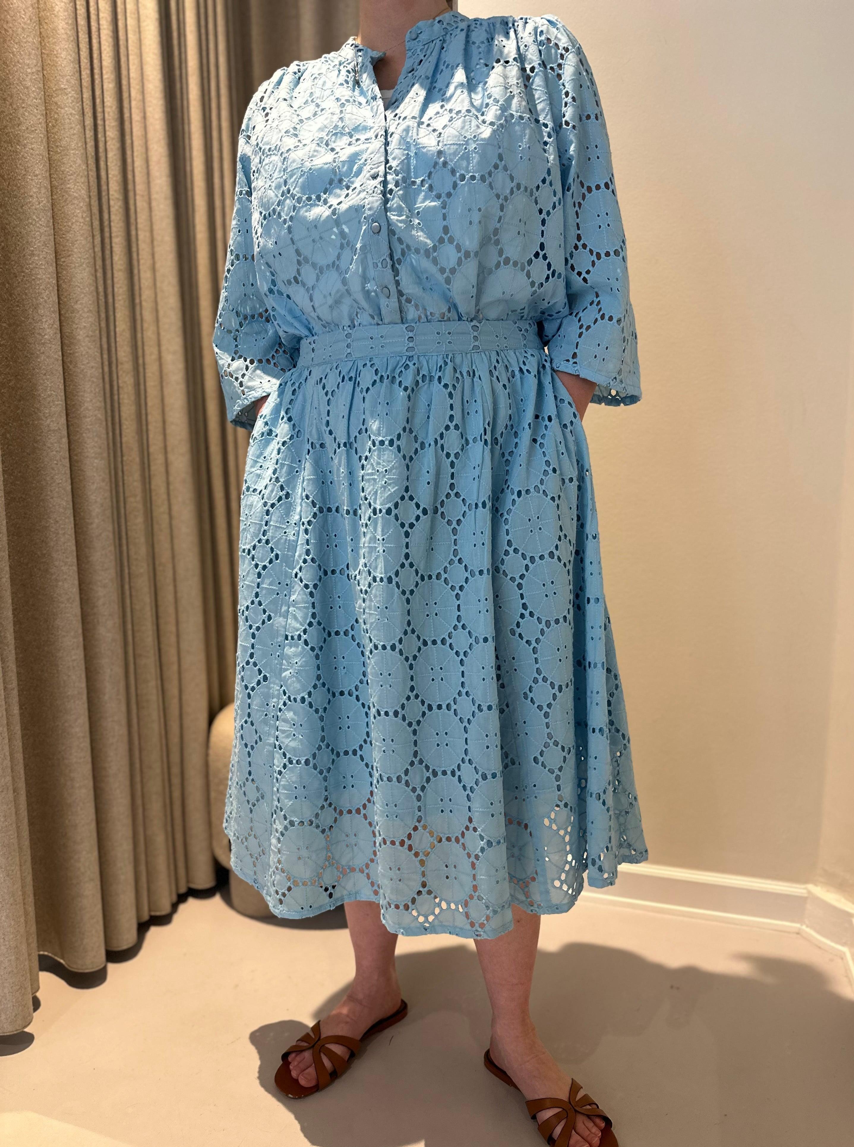 Bella nederdel i pastelblå broderie anglaise - Damernes Outlet