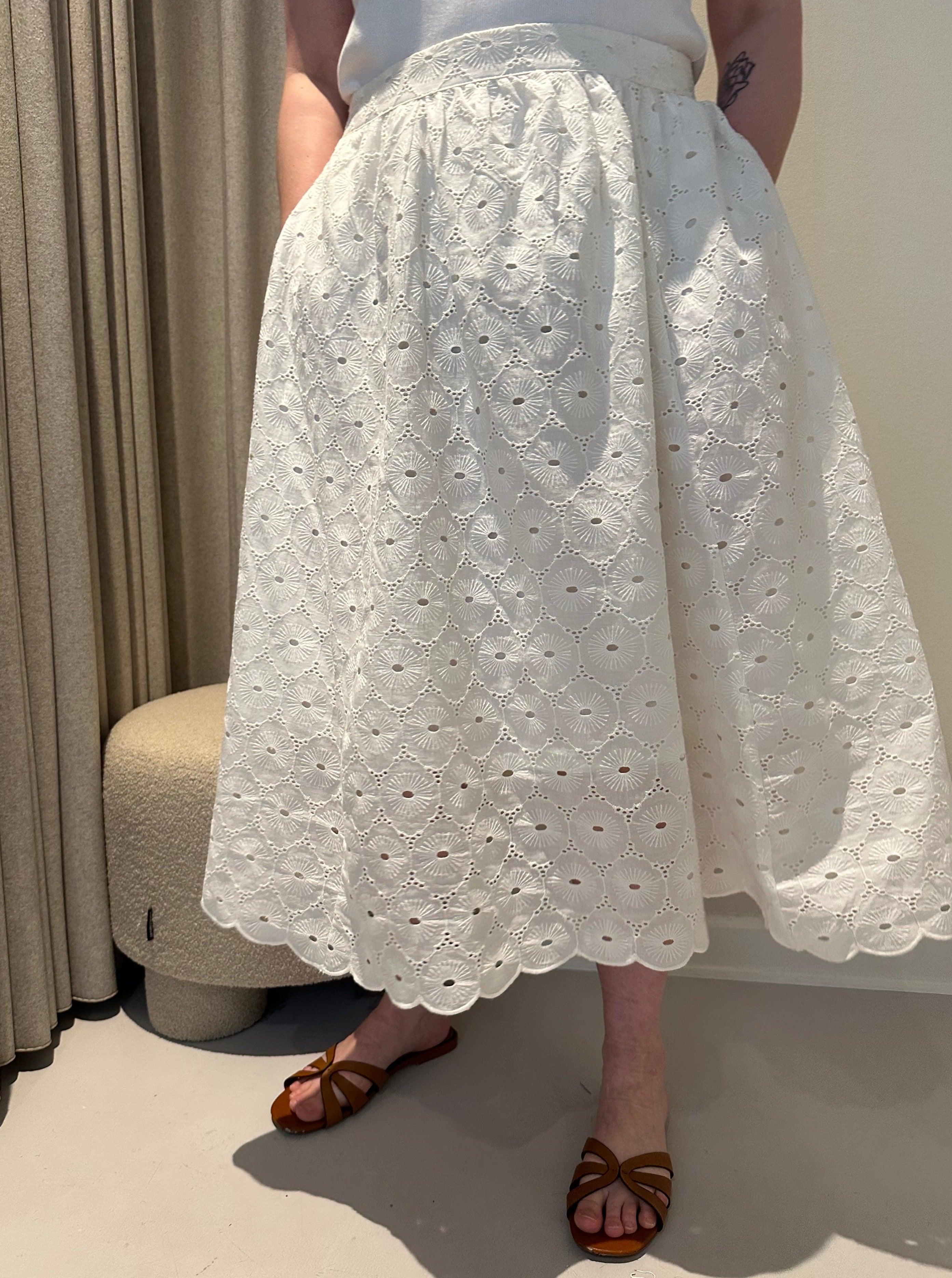 Bella nederdel i hvid broderie anglaise - Damernes Outlet