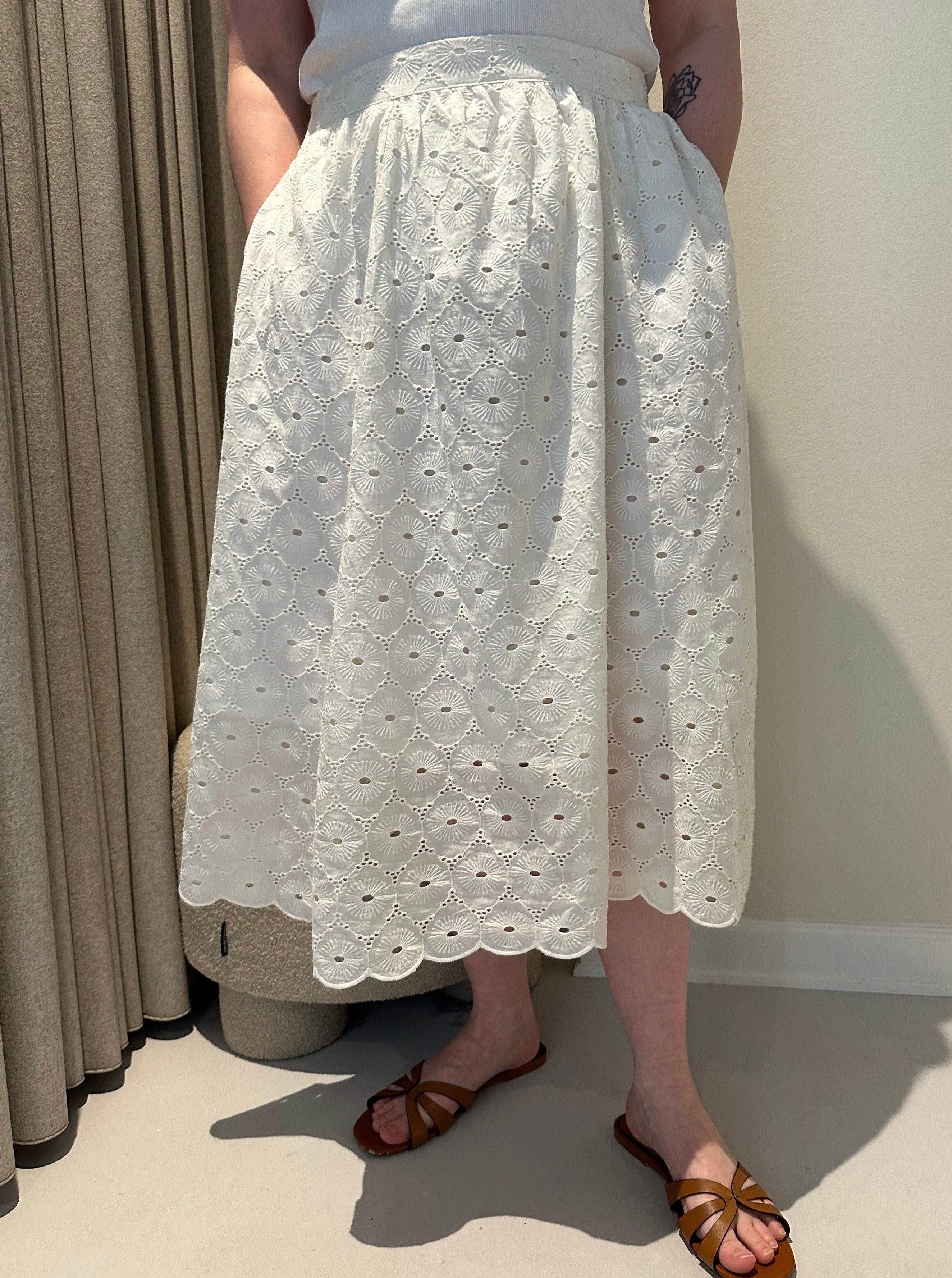 Bella nederdel i hvid broderie anglaise - Damernes Outlet