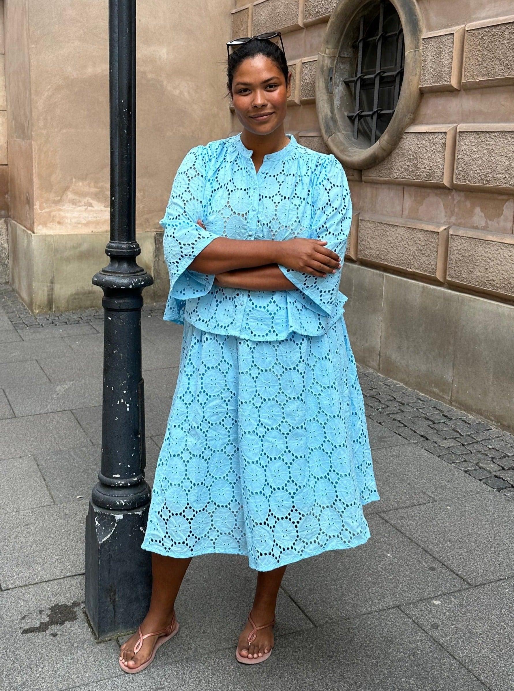 Bella nederdel i pastelblå broderie anglaise - Damernes Outlet