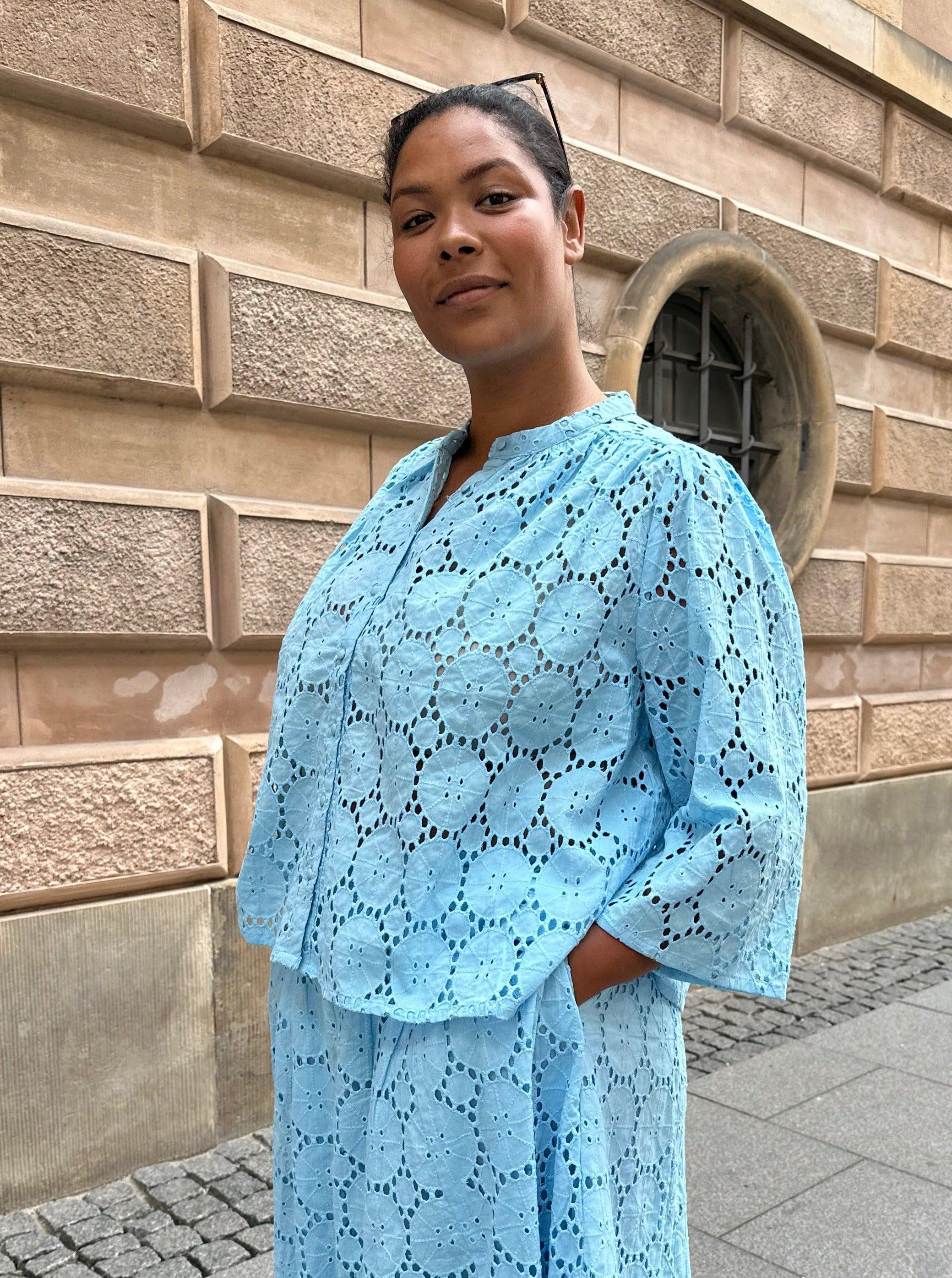 Casie skjorte i pastelblå broderie anglaise - Damernes Outlet