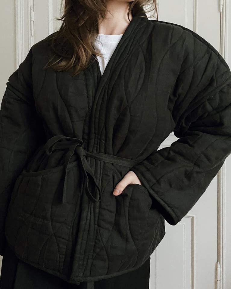 Kvinde iført Femme Facon - GWEN LS QUILT JACKET.