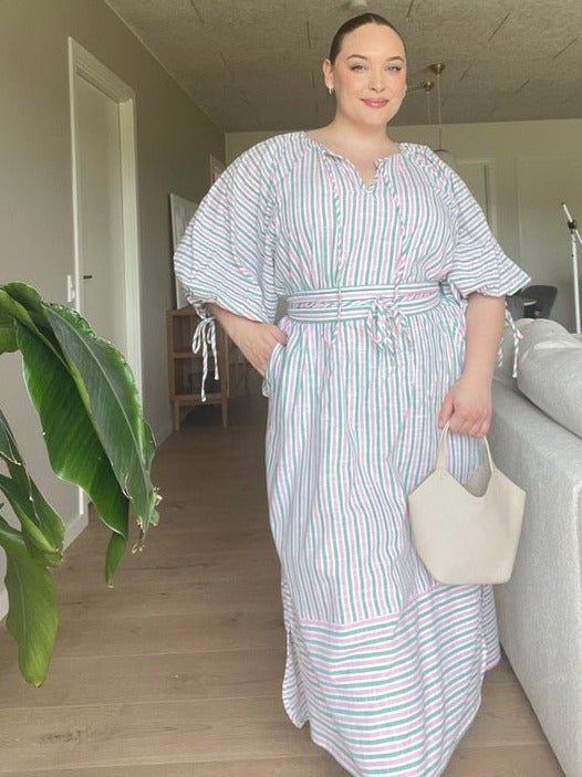 Amura kjole i pink og grønstribet bomuld - Damernes Outlet