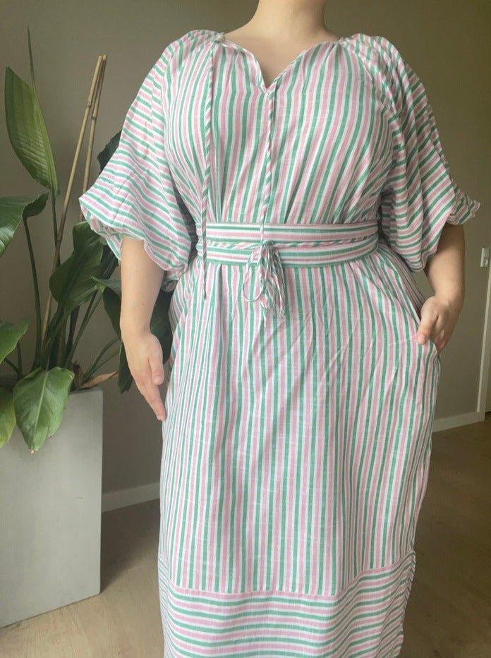 Amura kjole i pink og grønstribet bomuld - Damernes Outlet