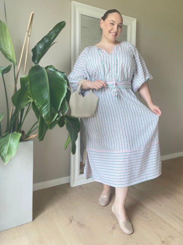 Amura kjole i pink og grønstribet bomuld - Damernes Outlet