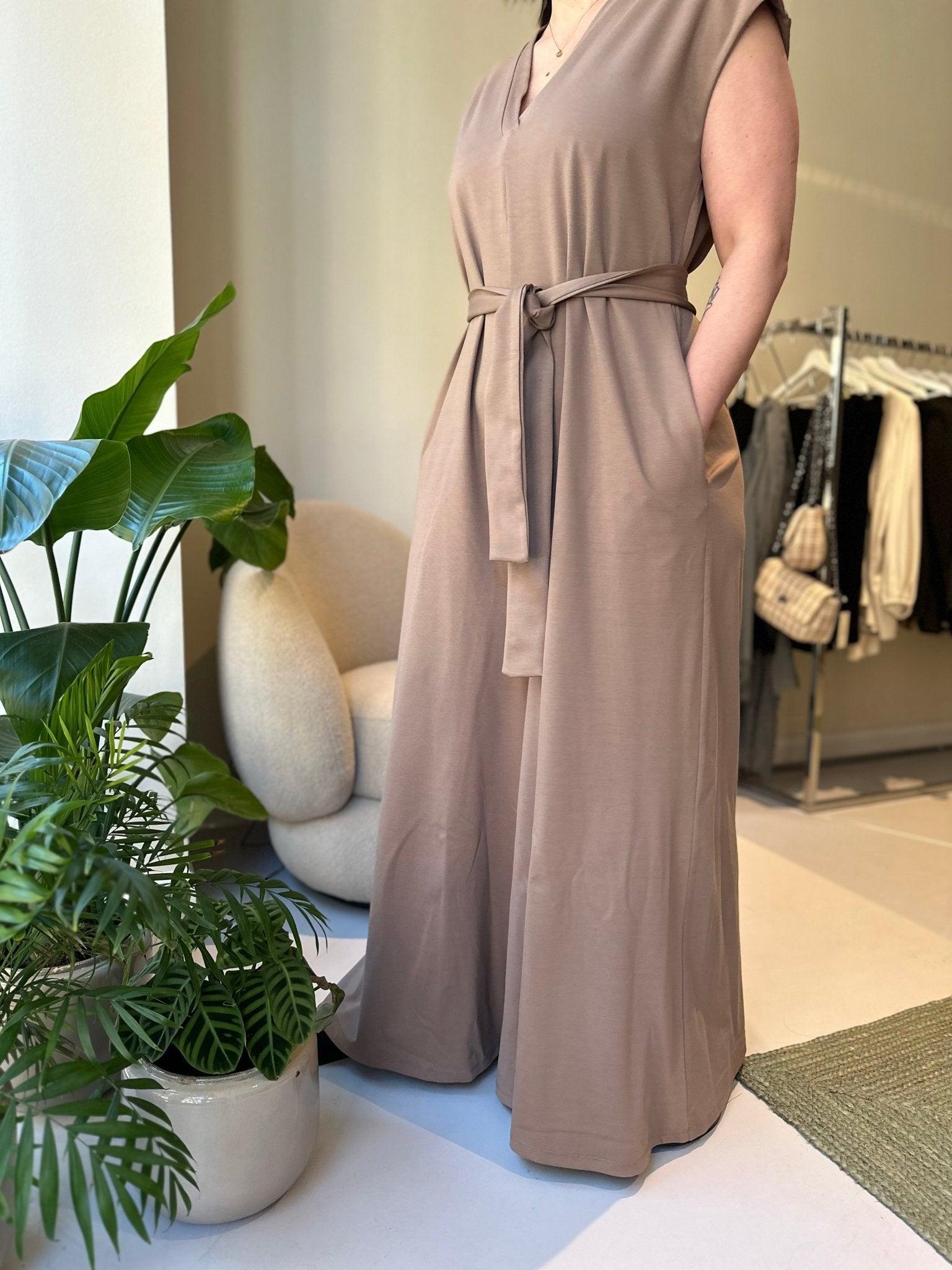 Sia buksedragt i beige jersey - Damernes Outlet