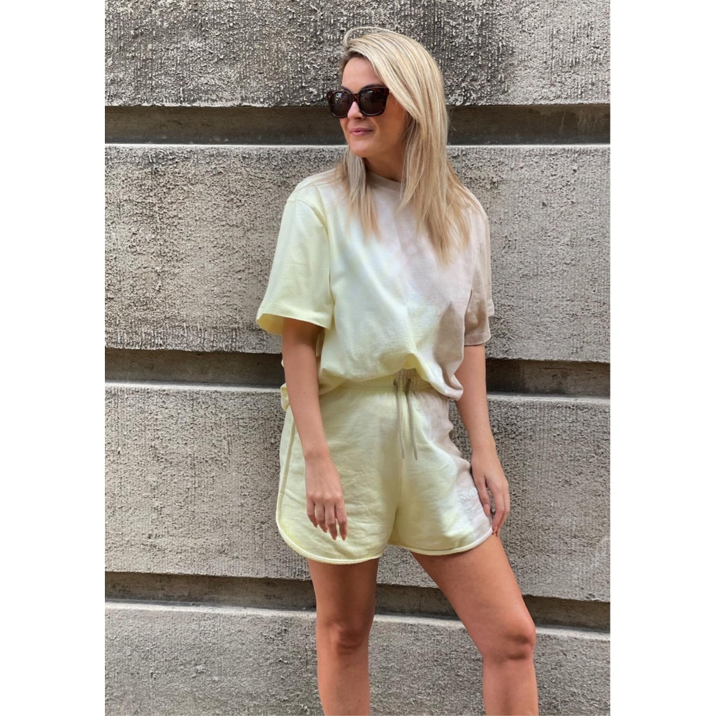 NORR Issa dyed tee Toppe og t-shirts Yellow/olive dyed