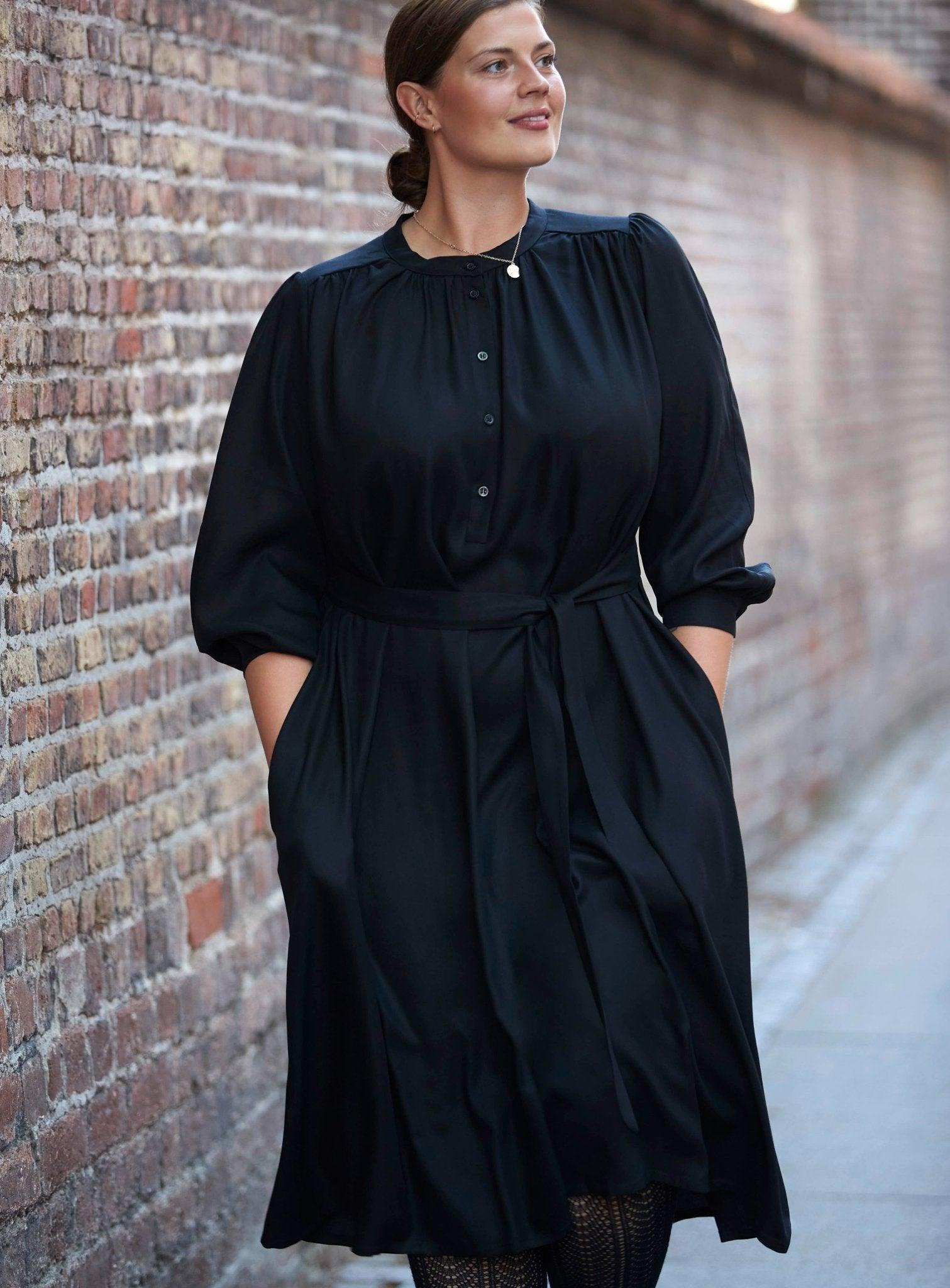 Amber kjole i sort twill viscose - Damernes Outlet