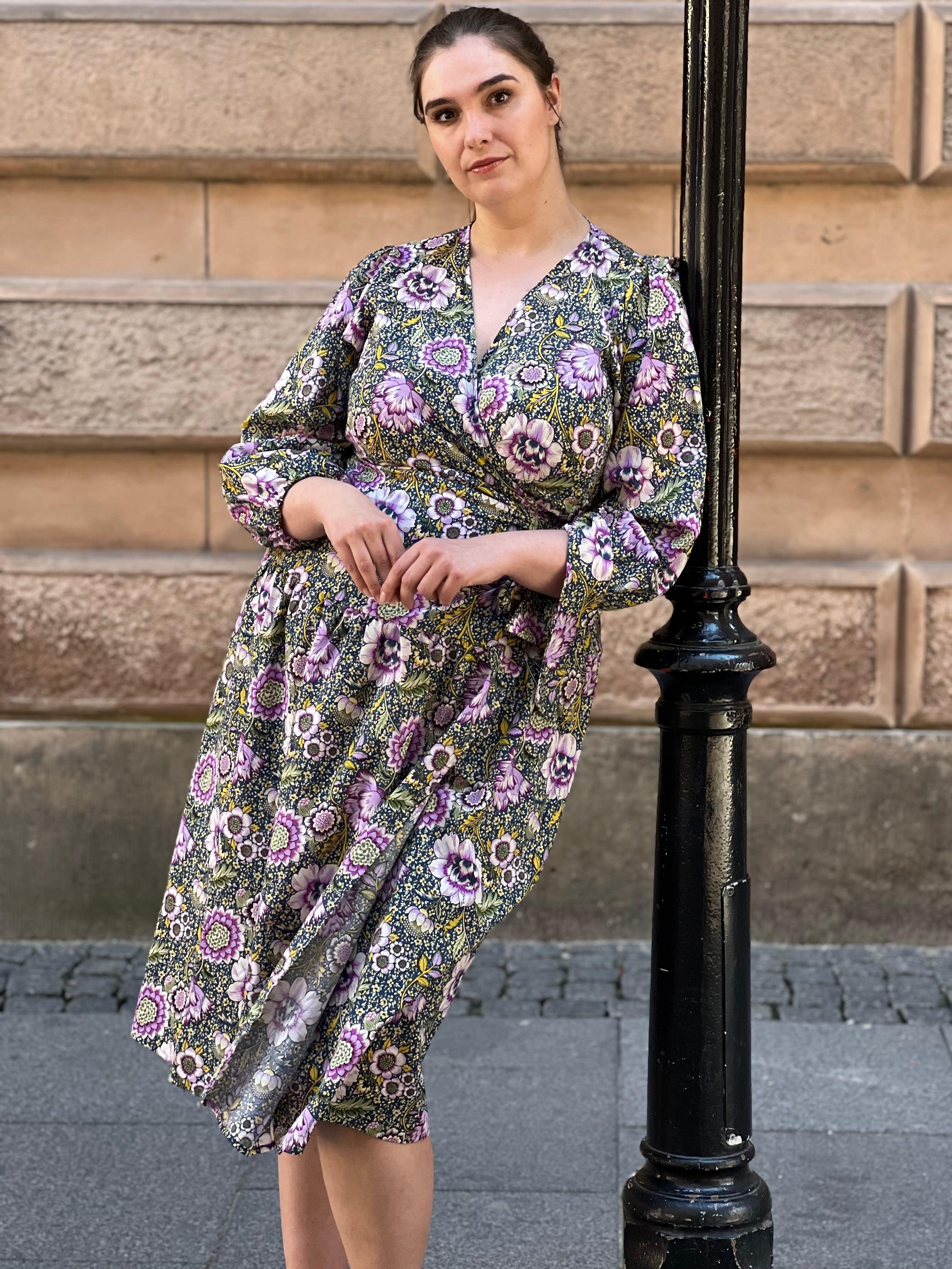 Amy kjole i lilla blomsterprint - Damernes Outlet