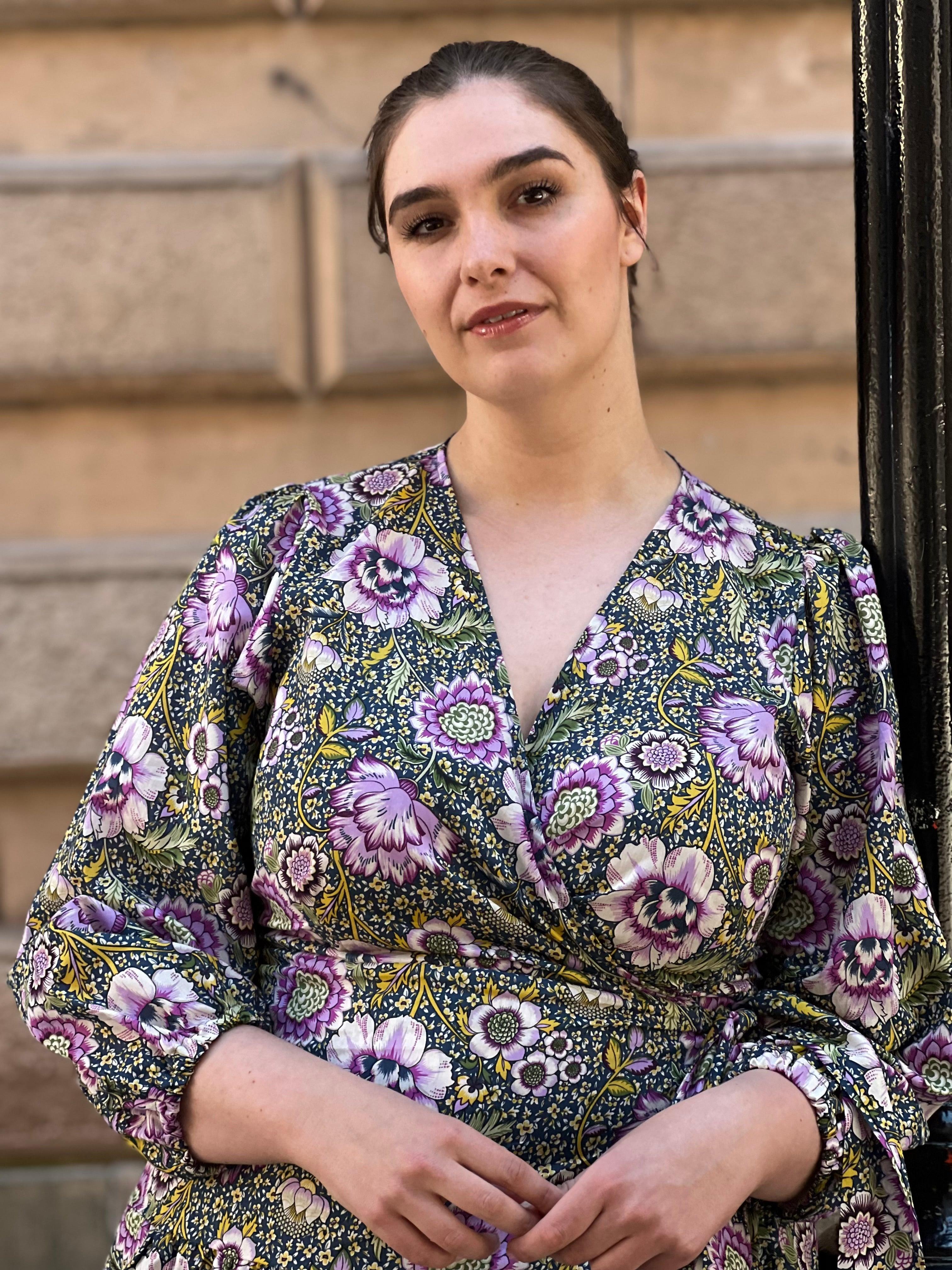 Amy kjole i lilla blomsterprint - Damernes Outlet