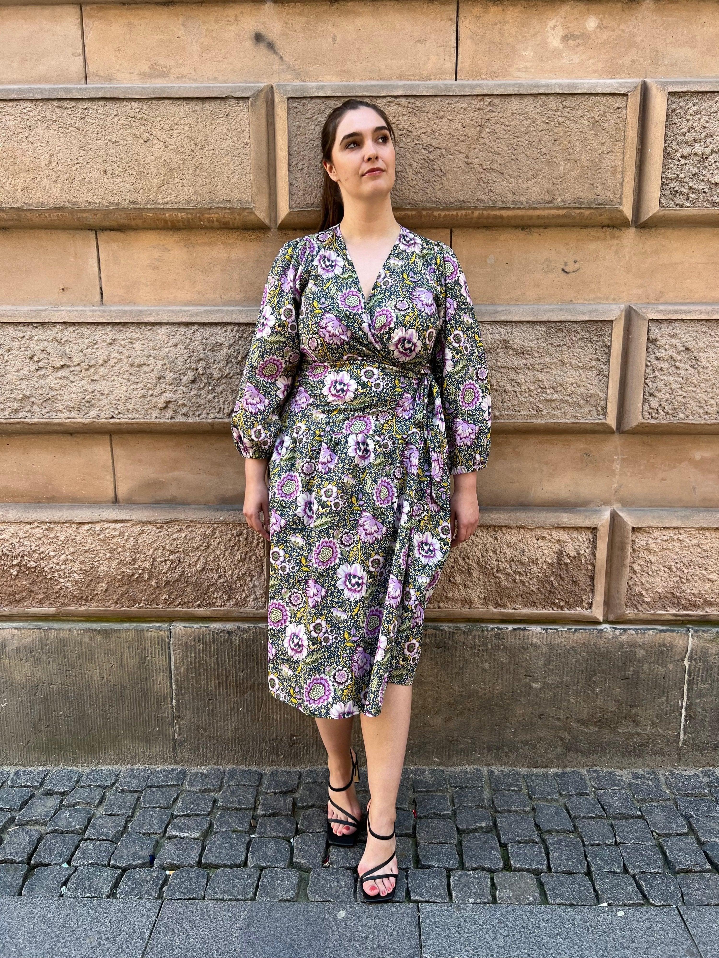 Amy kjole i lilla blomsterprint - Damernes Outlet