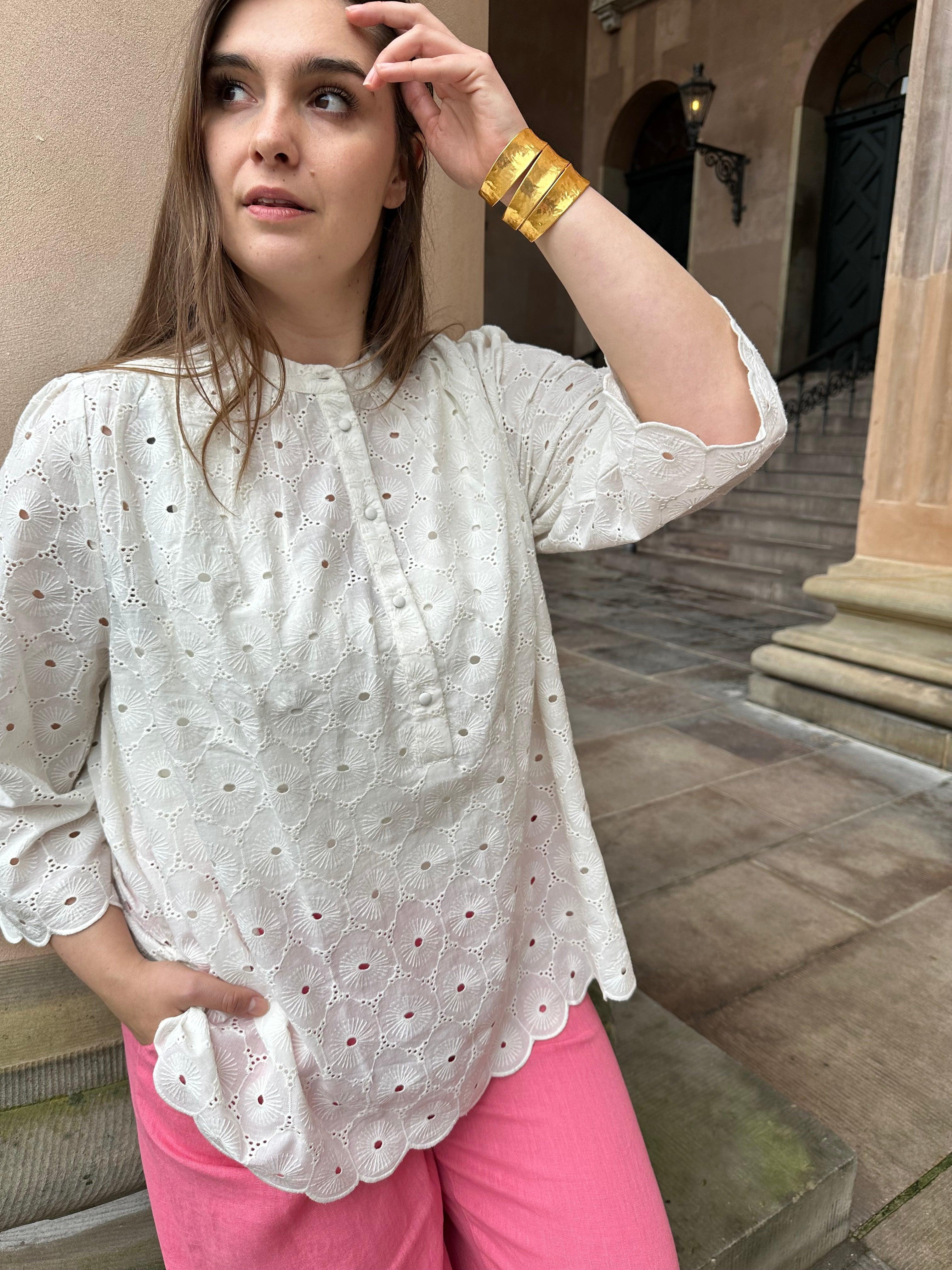 Maisy bluse i hvid broderie anglaise - Damernes Outlet