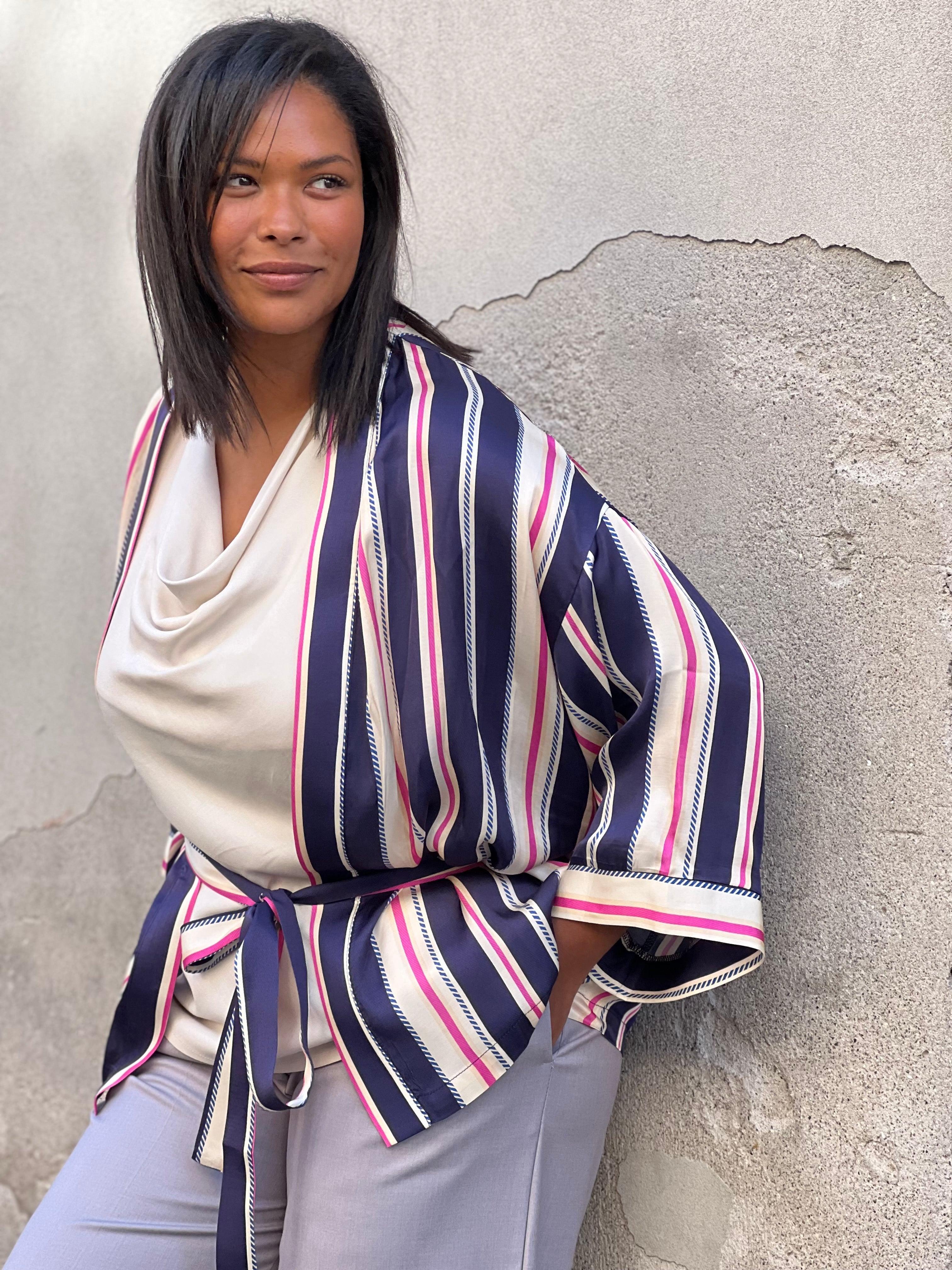 Carla kimono med navy striber - Damernes Outlet