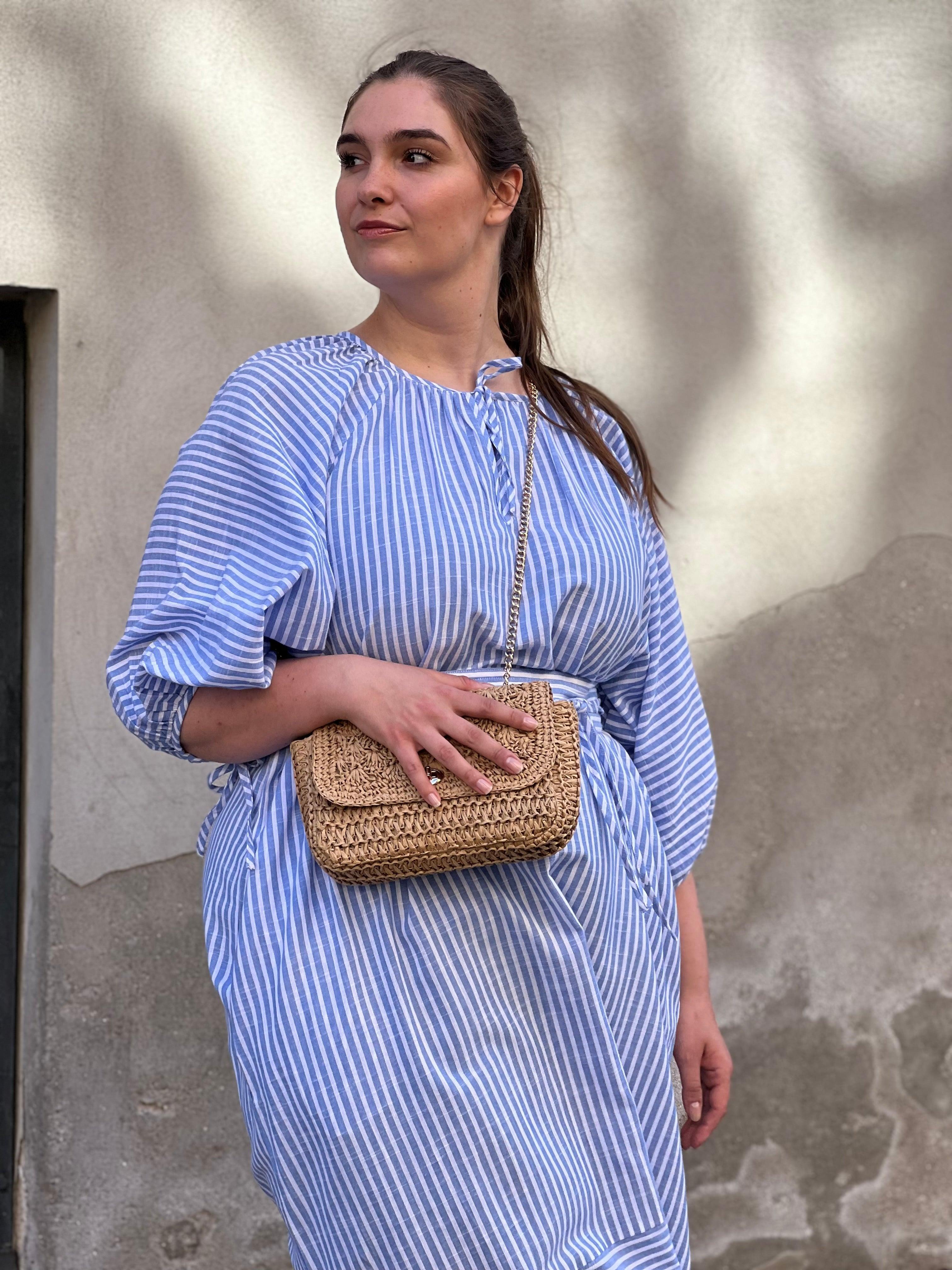 Amura kjole i blåstribet bomuld - Damernes Outlet