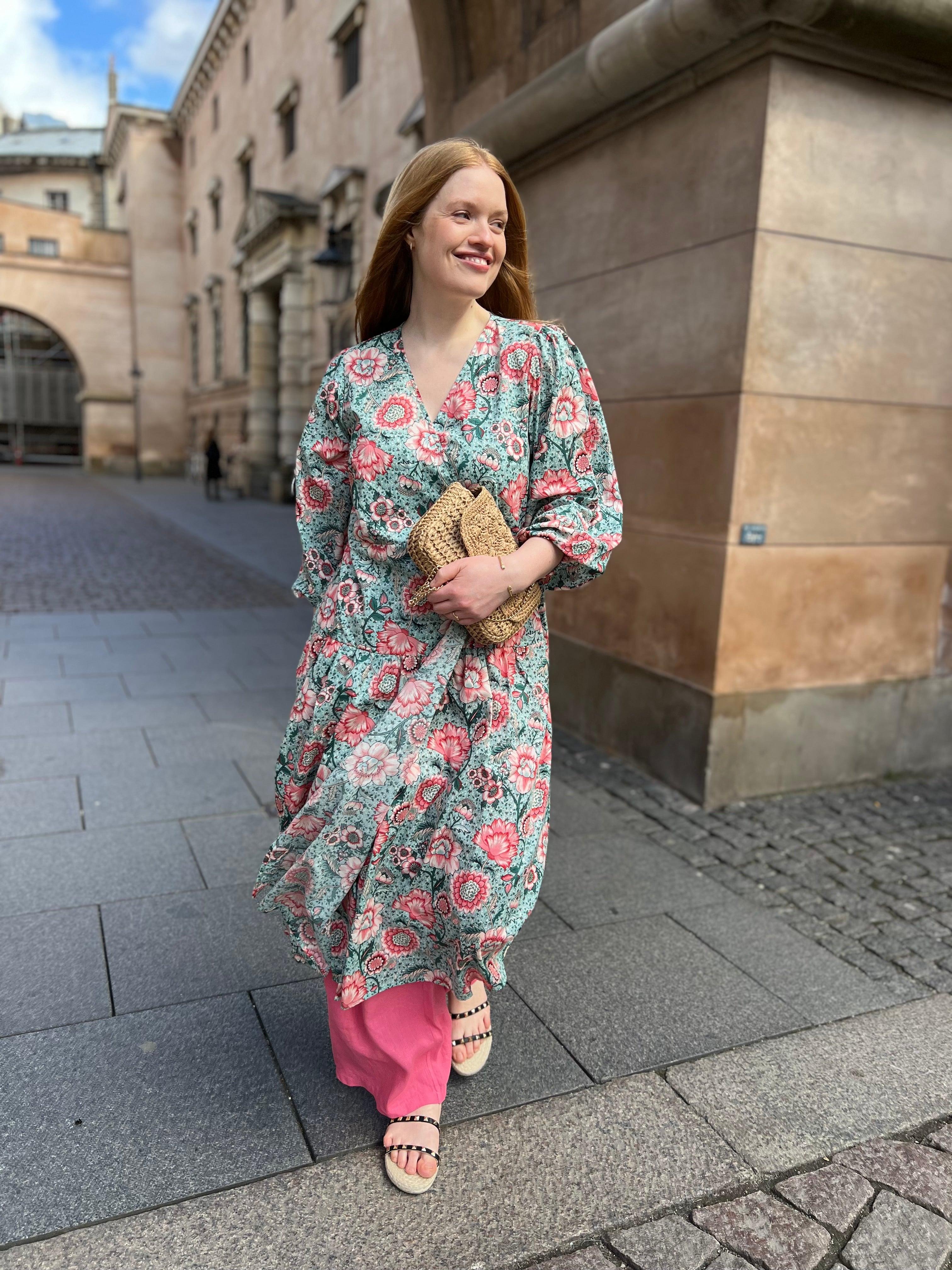 Amy kjole i grøn blomsterprint - Damernes Outlet