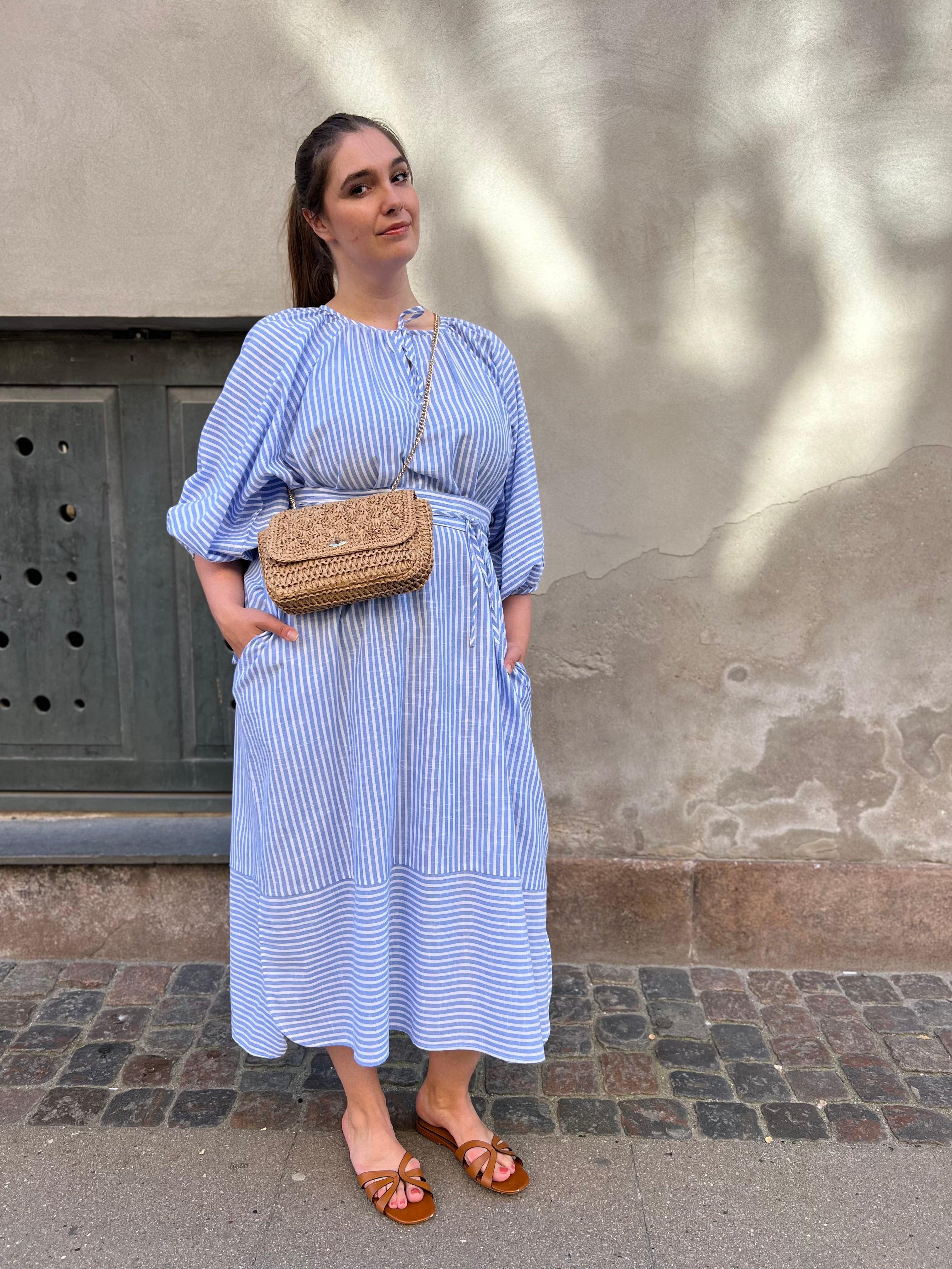 Amura kjole i blåstribet bomuld - Damernes Outlet