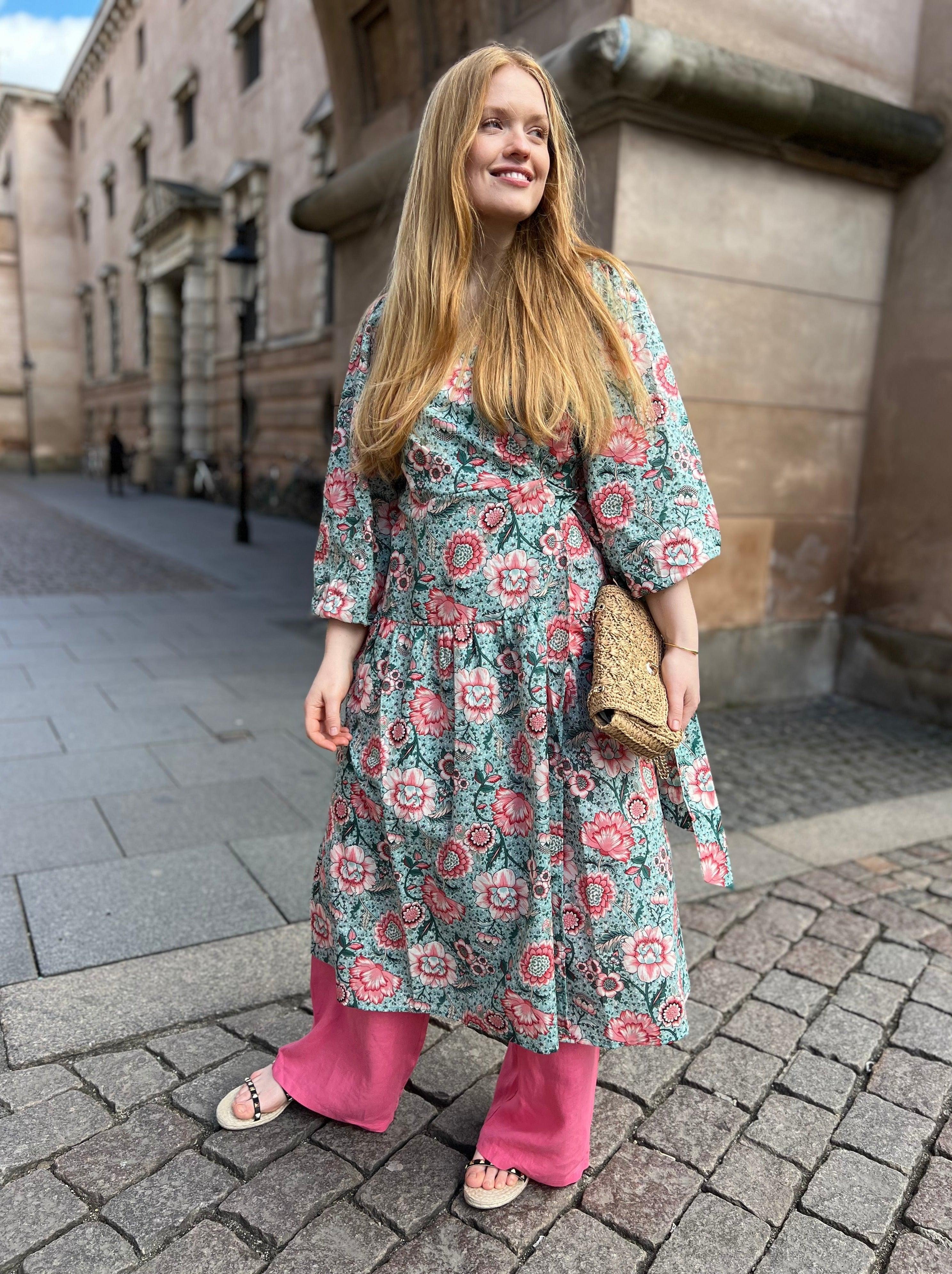 Amy kjole i grøn blomsterprint - Damernes Outlet