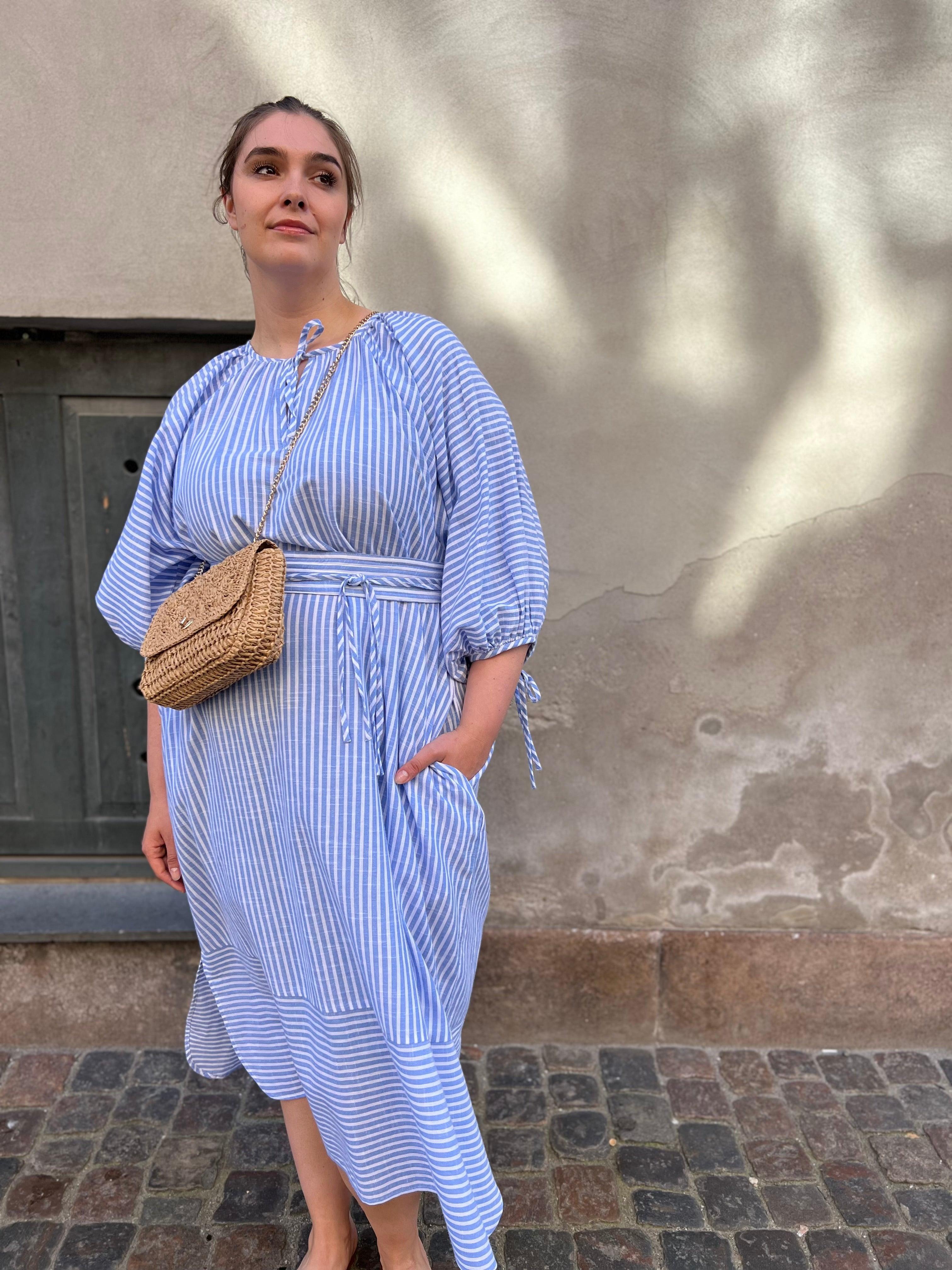Amura kjole i blåstribet bomuld - Damernes Outlet