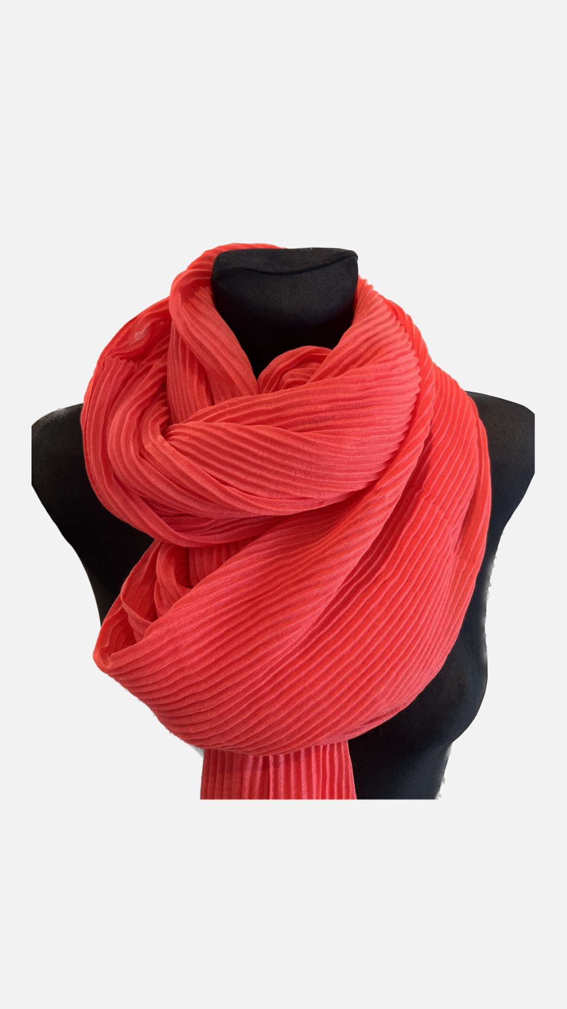 Tørklæde rød -232 på mannequin, blød og alsidig accessory.