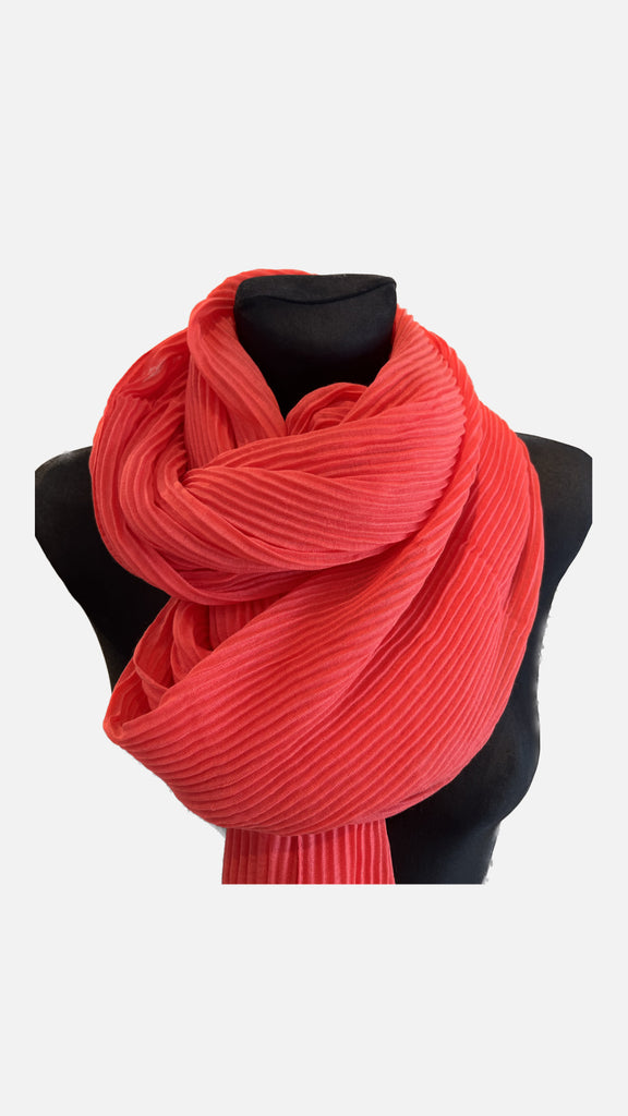 Tørklæde rød -232 på mannequin, blød og alsidig accessory.