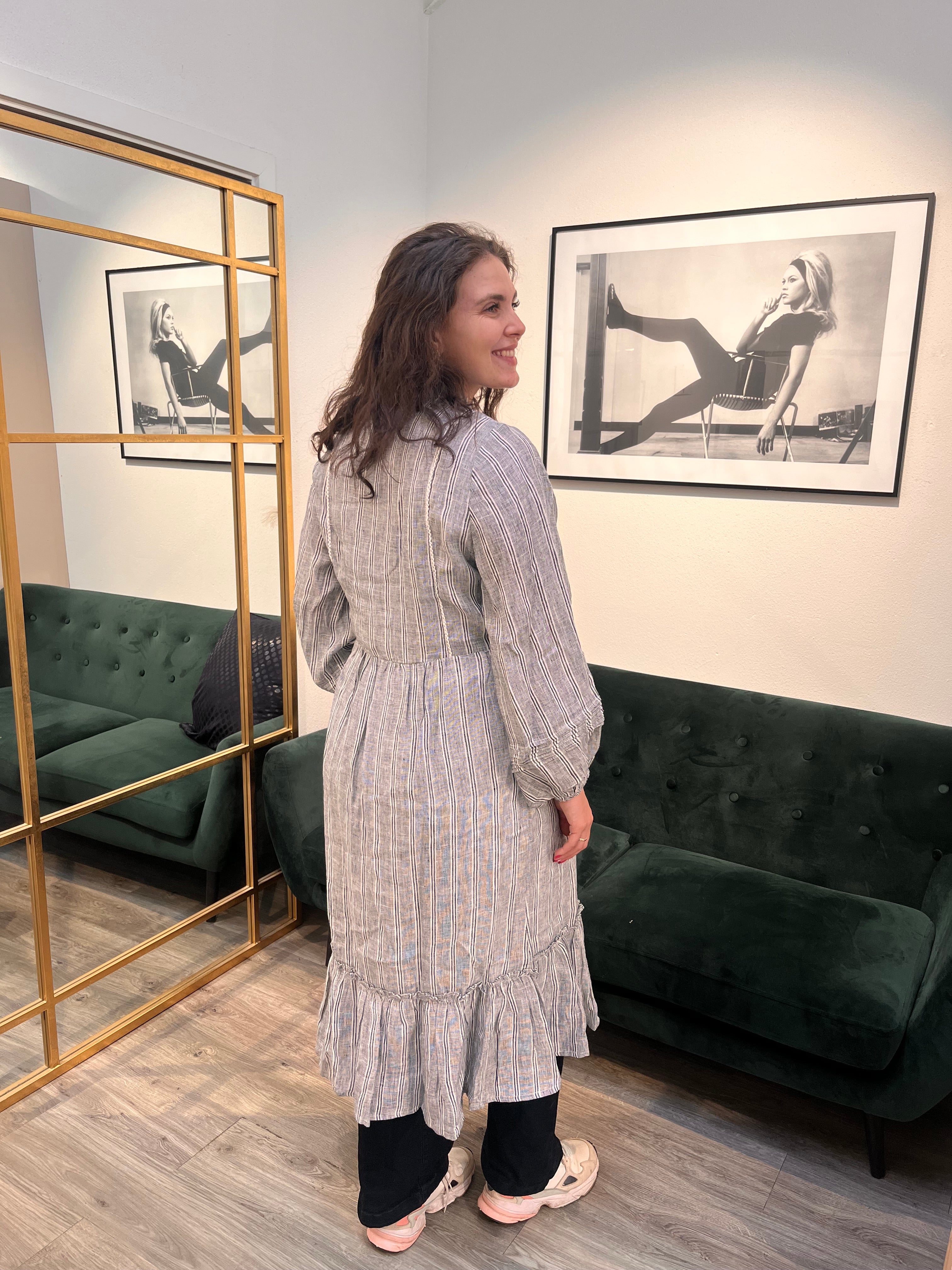 Femme Facon - CELIA LS DRESS i elegant hørkjole med blonder.