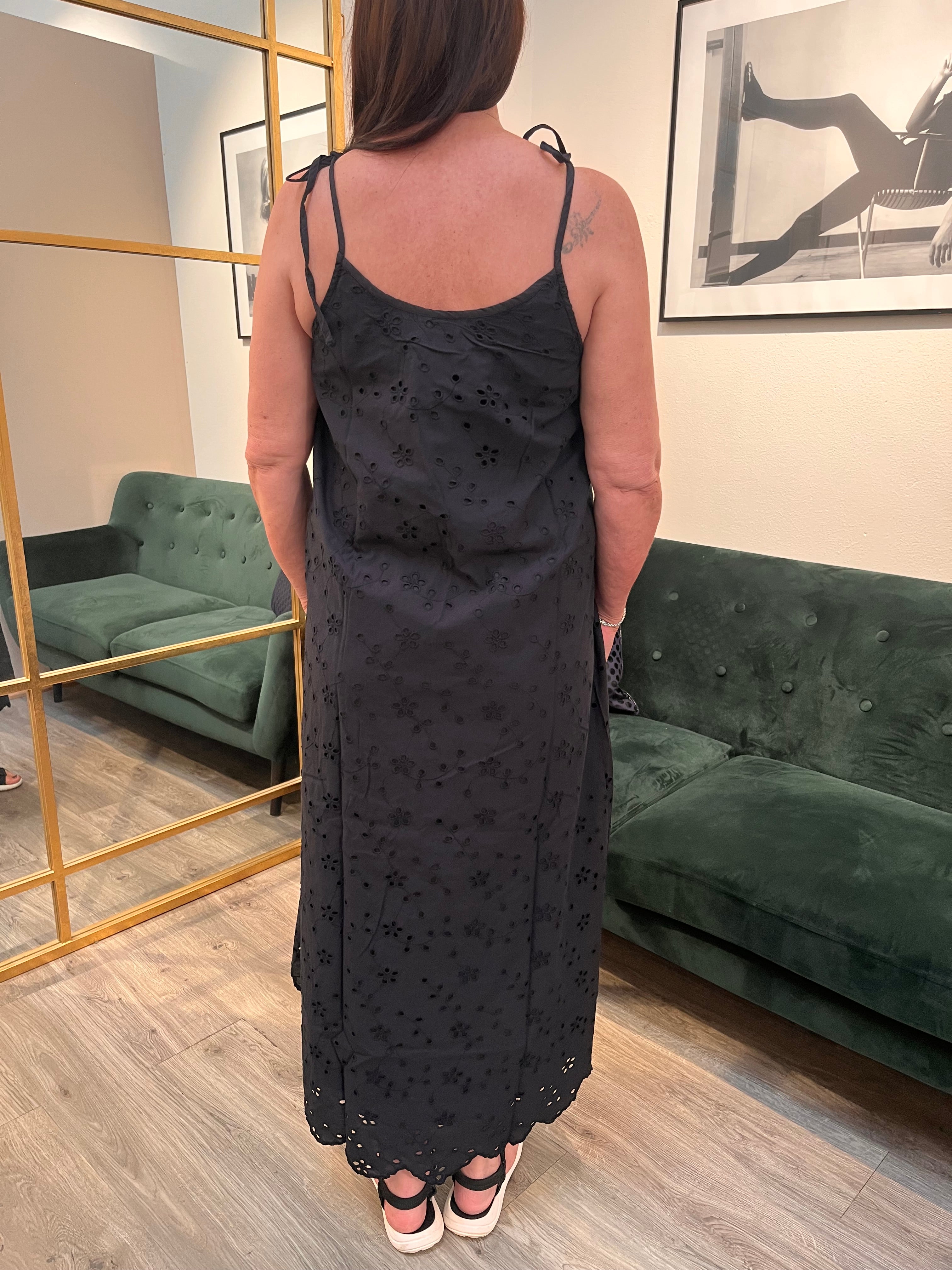 Femme Facon - Mirsa sl singlet kjole - sort bæres af kvinde.