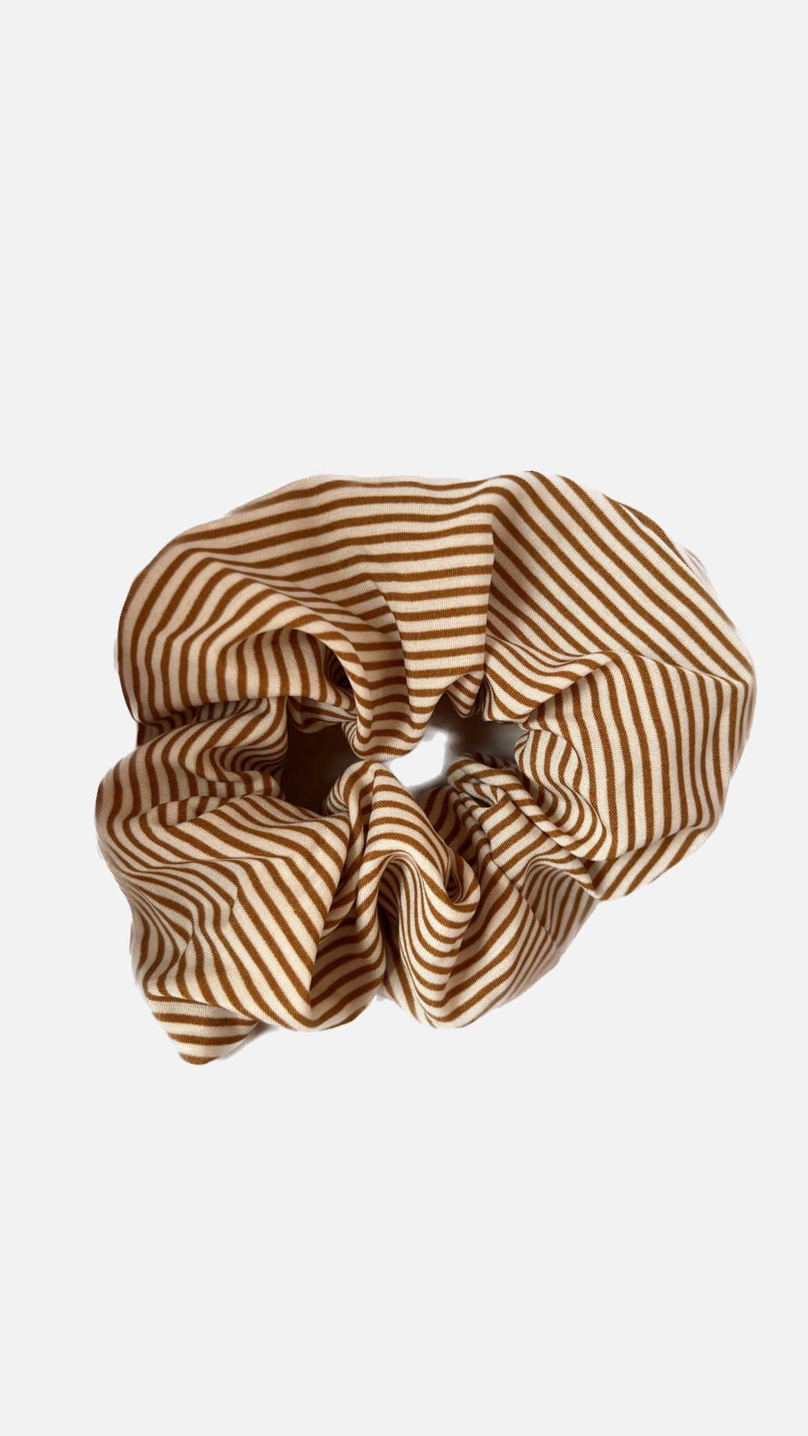 Brun scrunchie med striber i et tæt vævet design, fremstillet af stribet stof. Perfekt til at tilføje stil til enhver frisure.