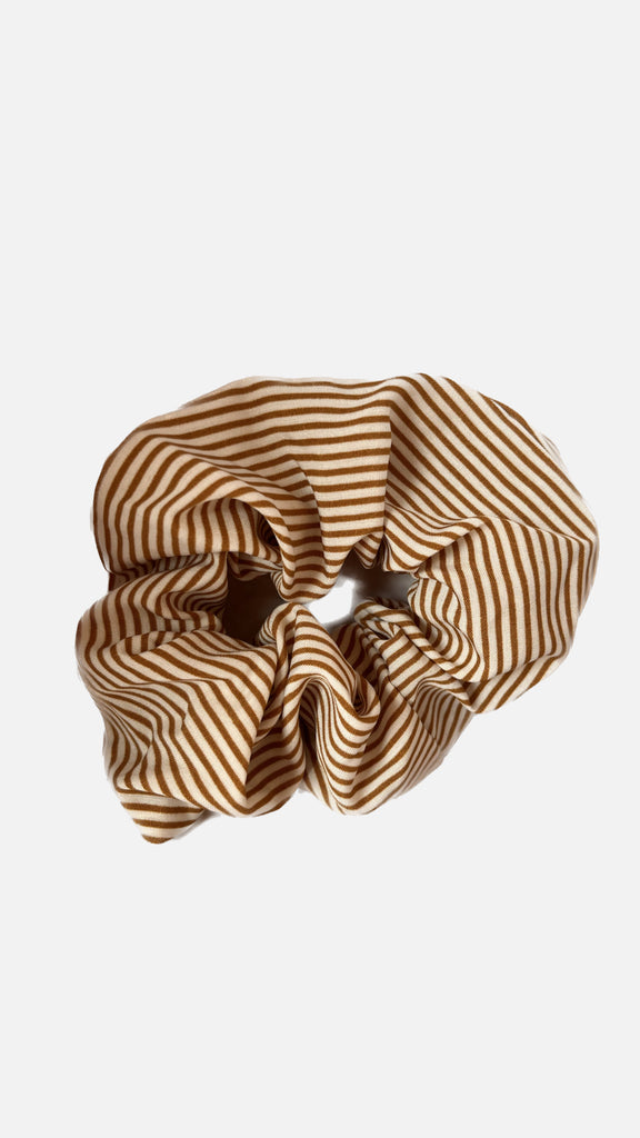 Brun scrunchie med striber i et tæt vævet design, fremstillet af stribet stof. Perfekt til at tilføje stil til enhver frisure.