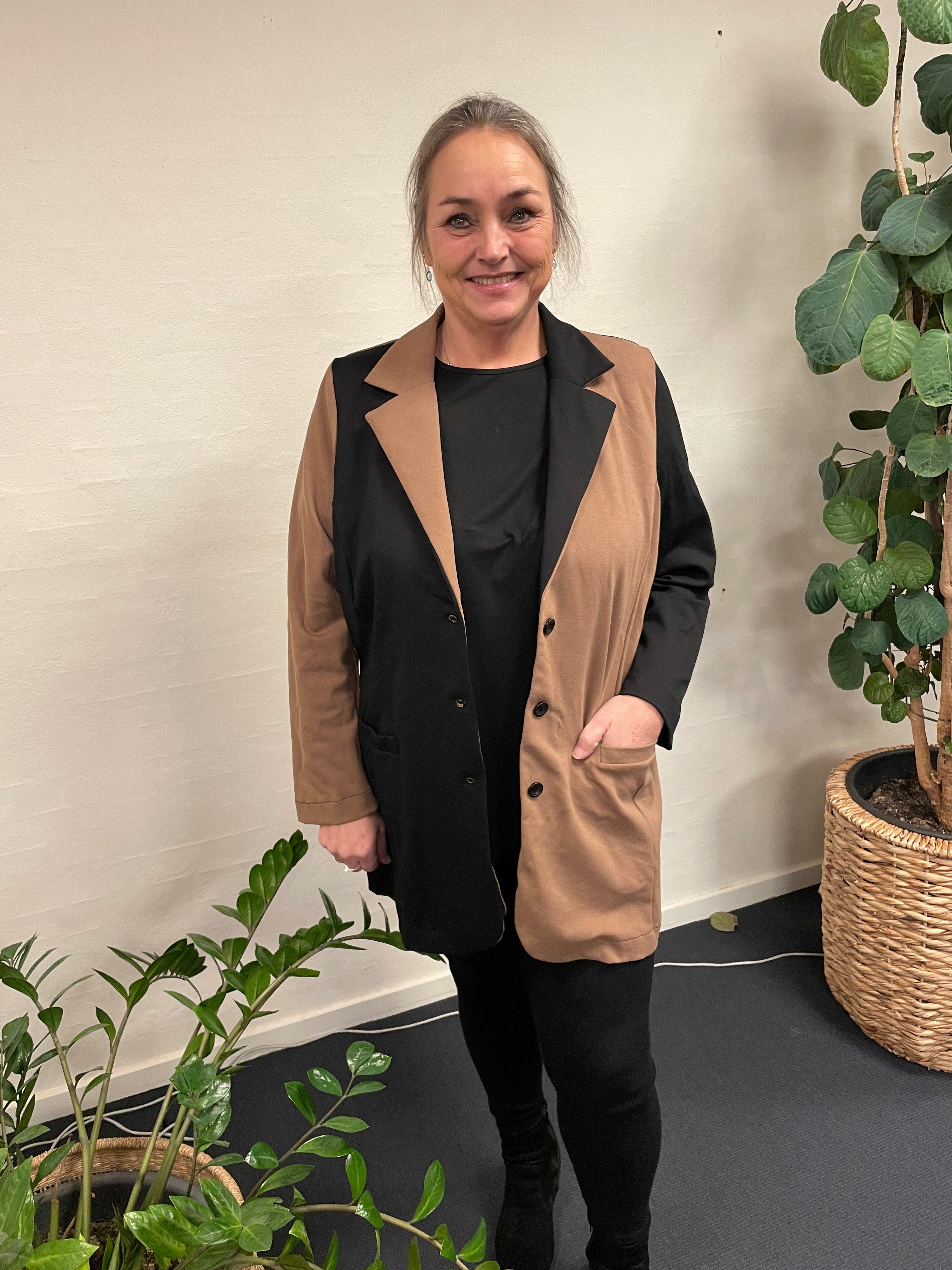 Kvinde iført Pronto Woman Lis G Blazer -38 smilende.