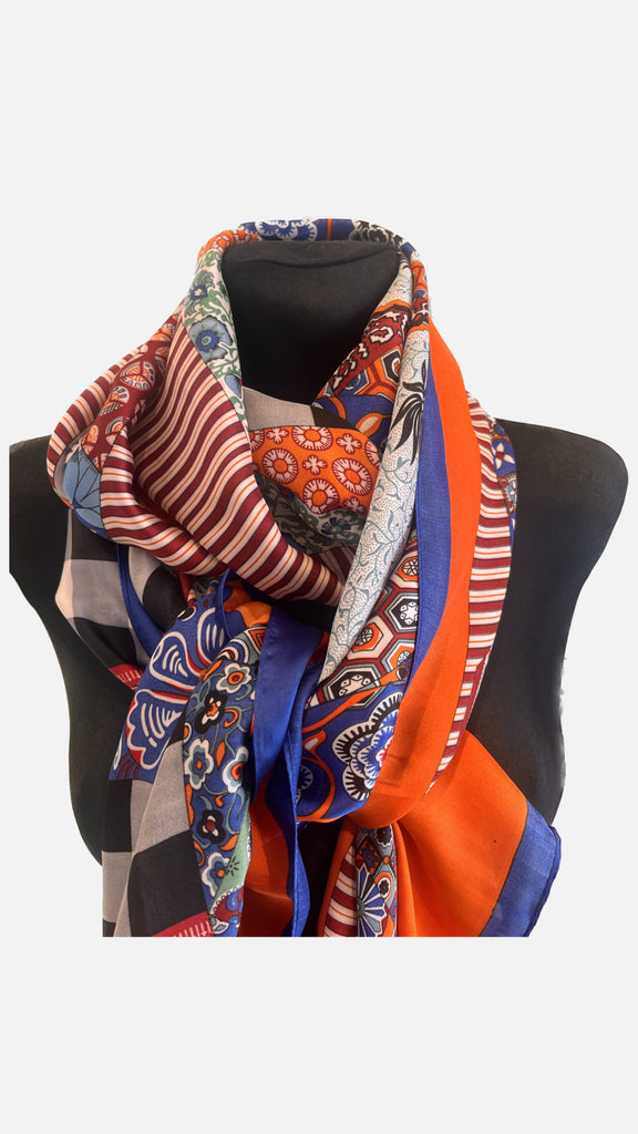 Dansk Copenhagen blå/orange silke tørklæde på mannequin.