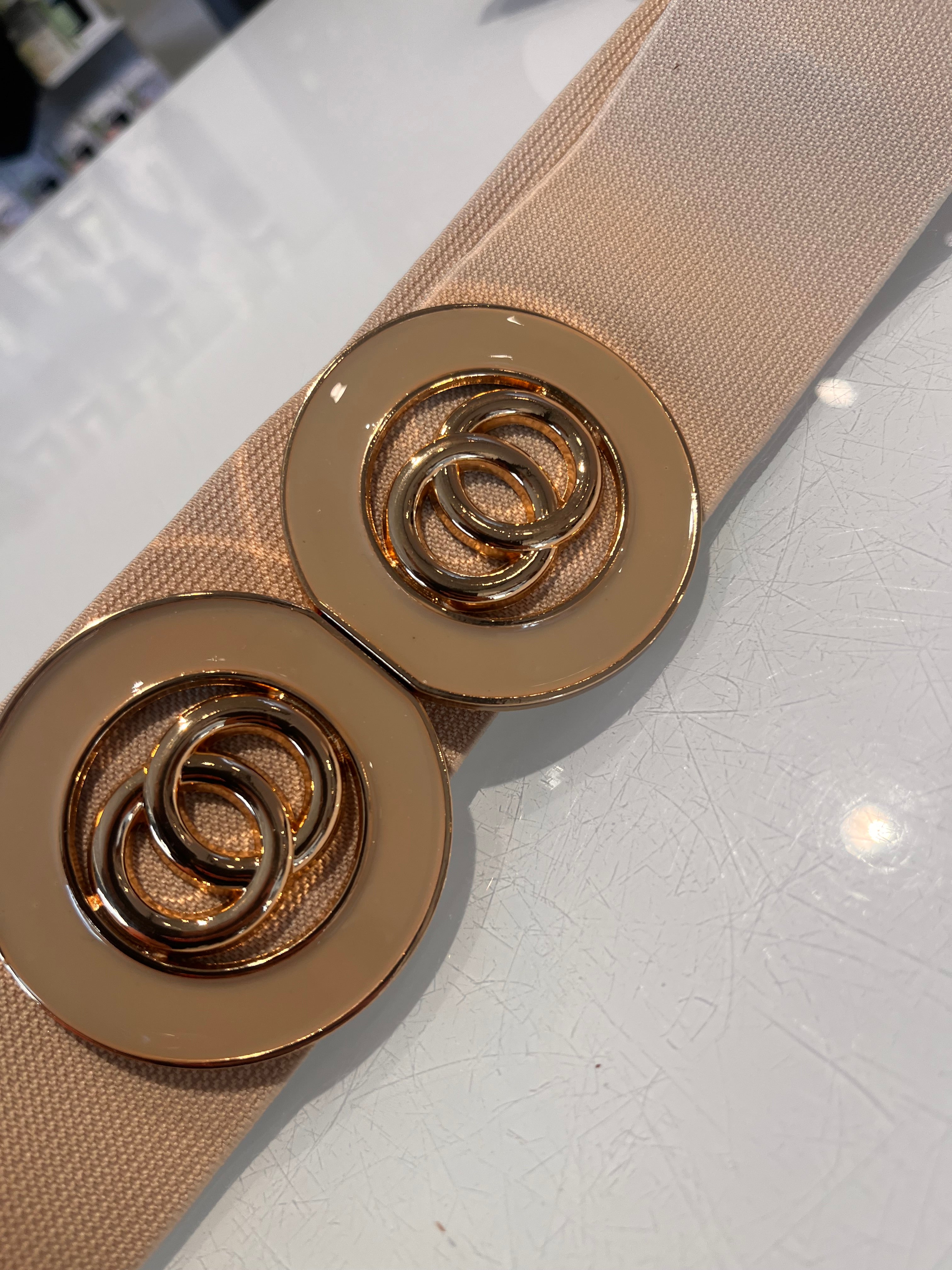 Bælte med dobbelt lås med ringe, detaljeret design.