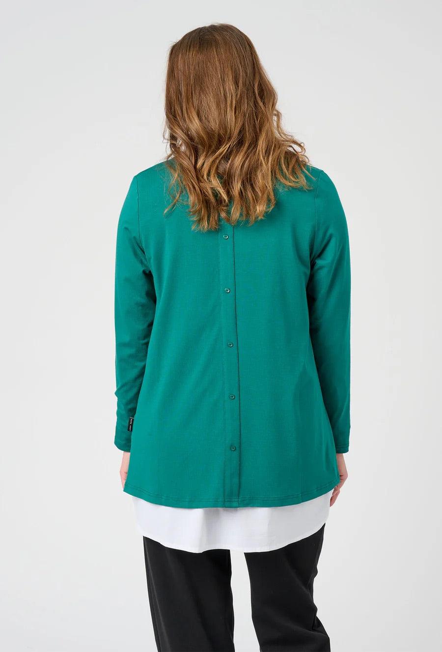 Pont neuf Clara cardigan Dark Petrol bæres af kvinde med grøn trøje.