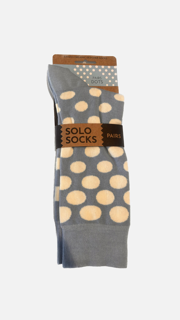 SOLOSOCKS - Paris dots strømper -31 med hvide prikker og brun label.