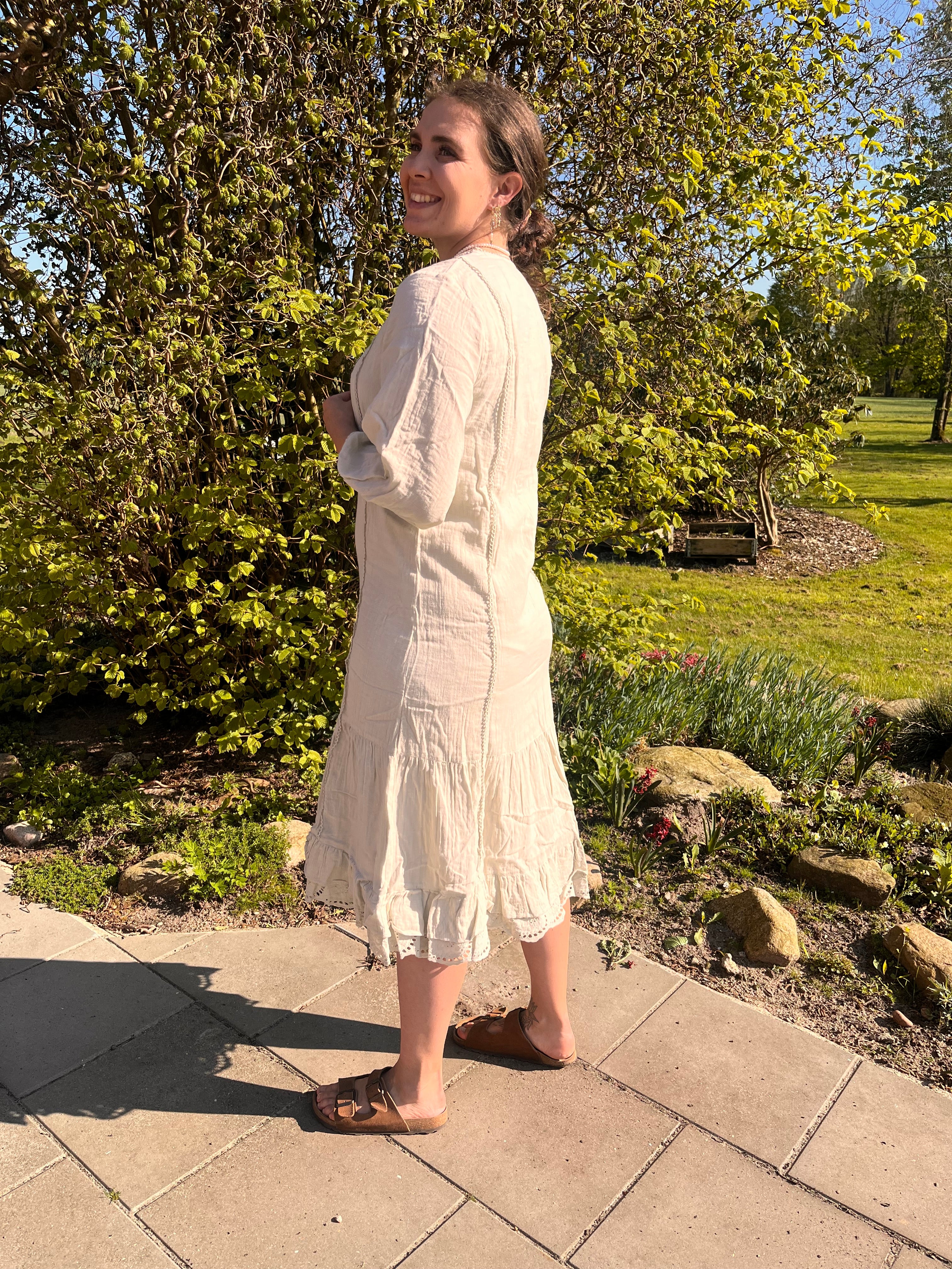 Femme Facon - IBI 7/8 DRESS på kvinde udendørs.