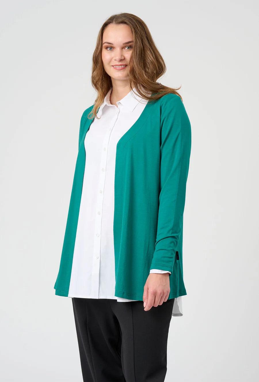 Kvinde iført Pont neuf Clara cardigan Dark Petrol.