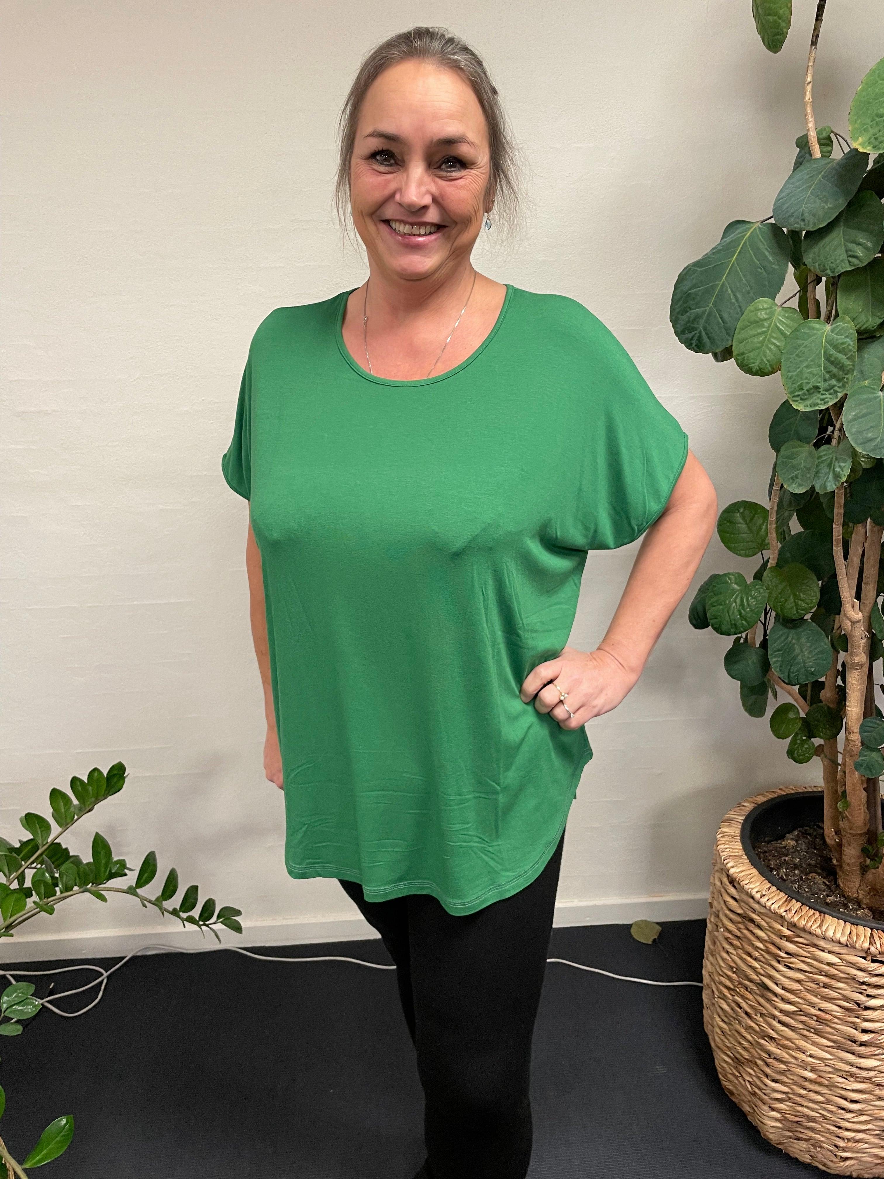 Kvinde iført Gizzip Basic T-Shirt-47.