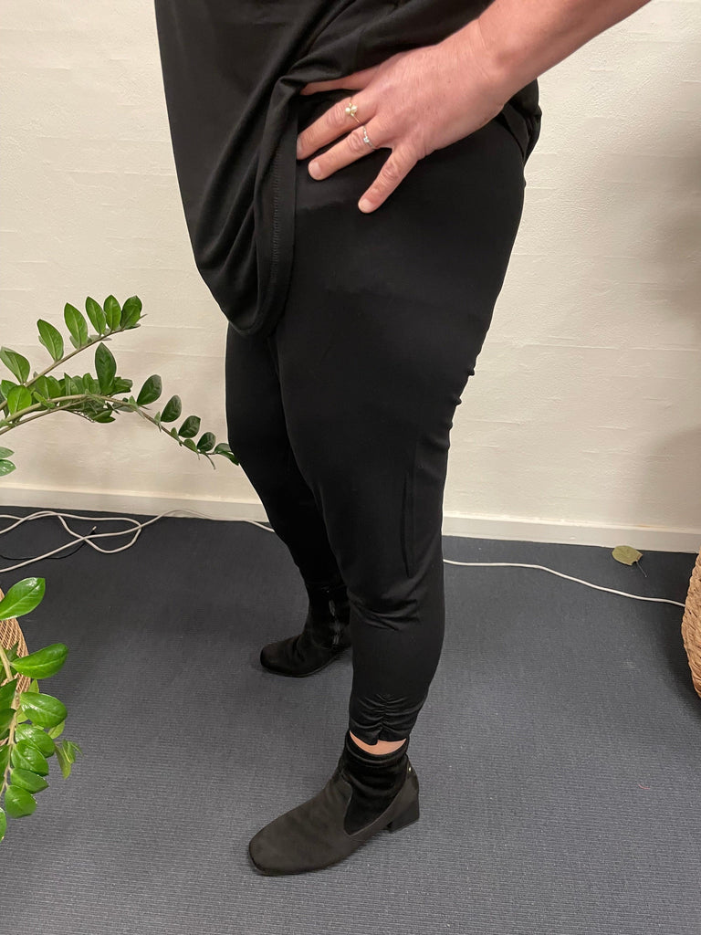 Pronto woman - LisG | 3/4 basic leggings, sort-45, på person.