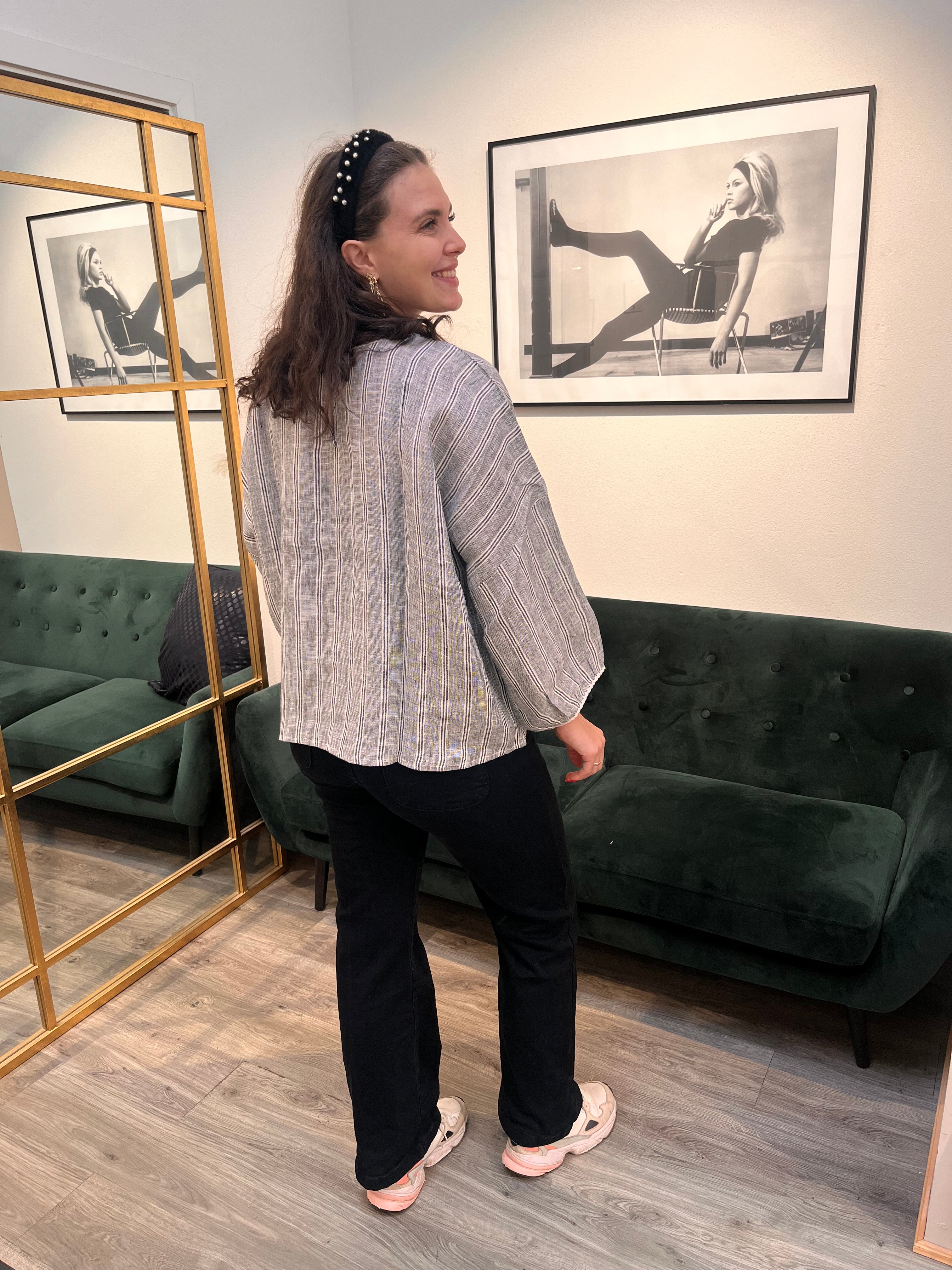 Femme Facon - CELIA LS BLOUSE med blondedetaljer i hør.