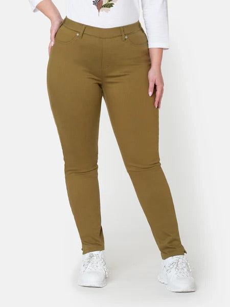 Kvinde iført Ciso Sofia Slim Fit Pants, Army.