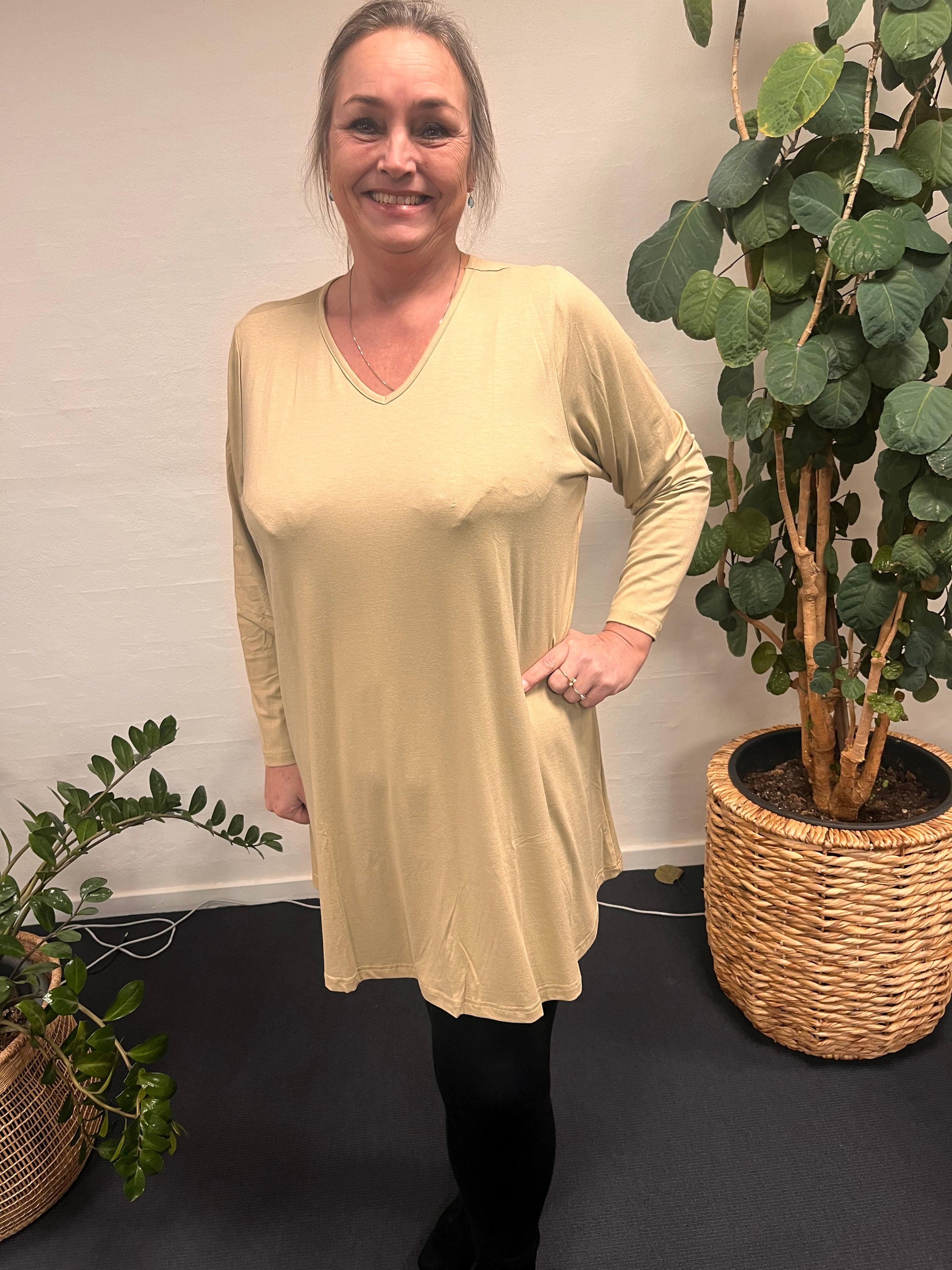 Pronto woman - LisG tunika i A-Facon, sandfarvet, elegant design.