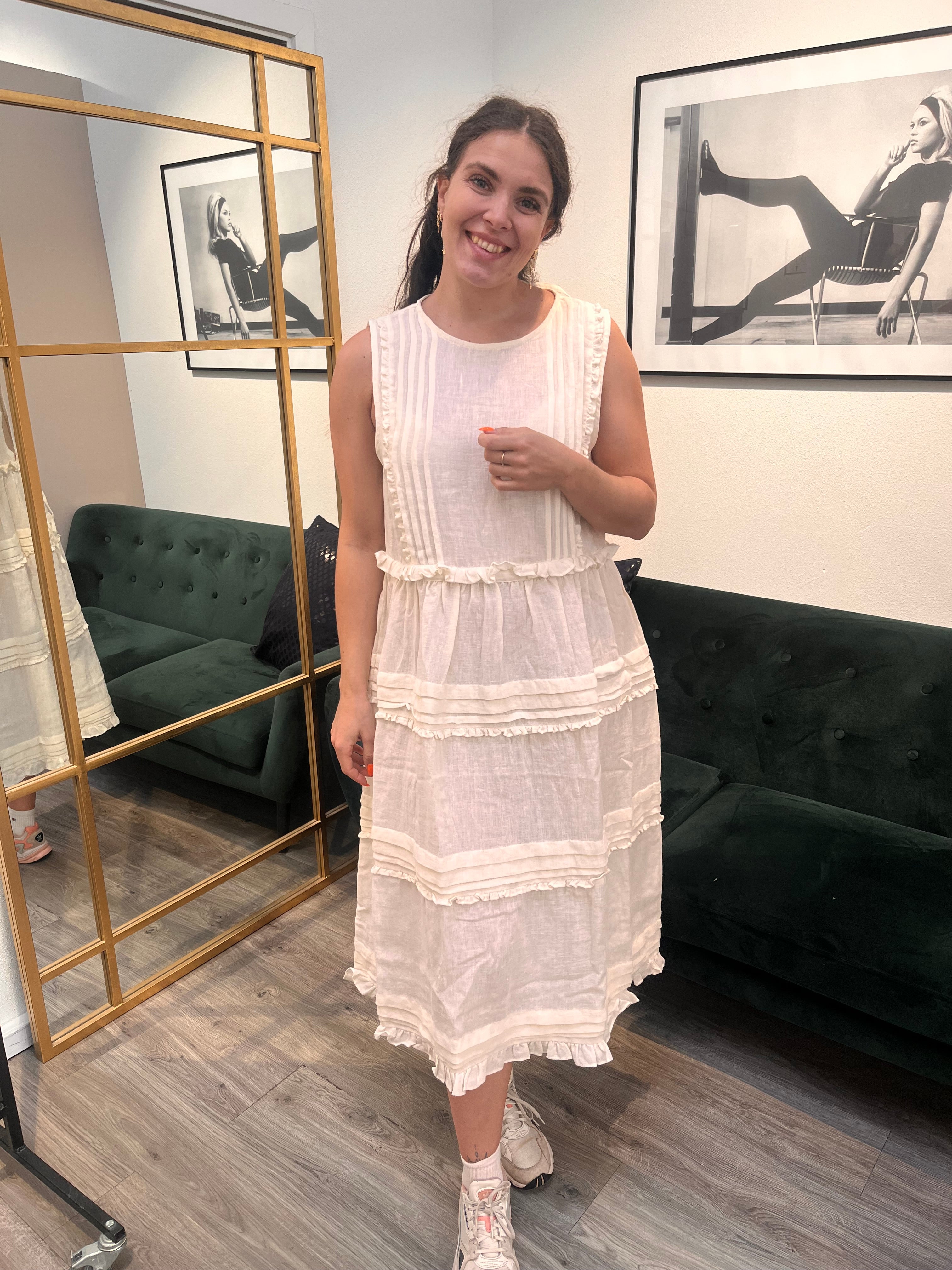 Kvinden bærer Femme Facon - LOUISA SL DRESS.