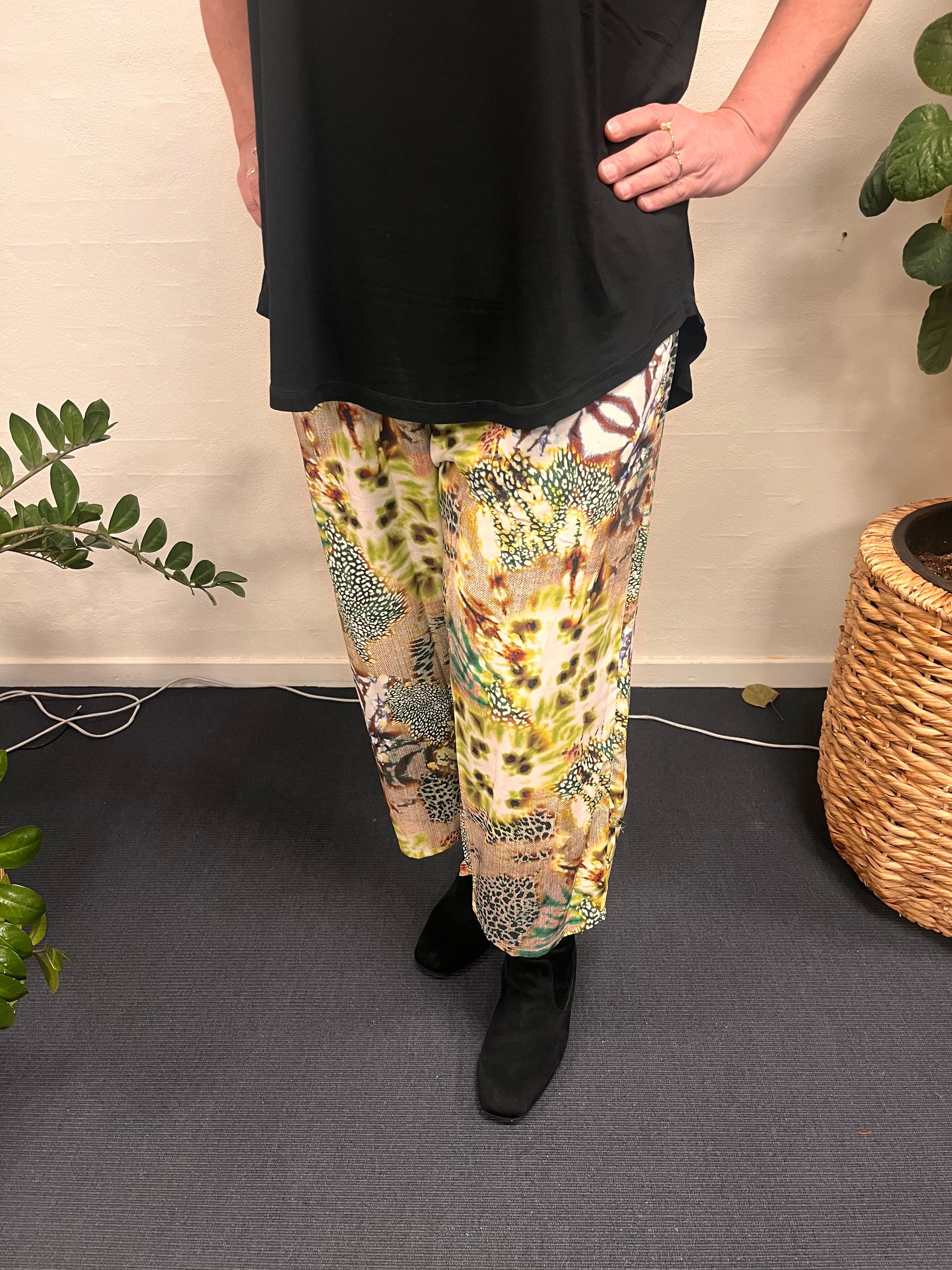 En person bærer By Caroline | Lis G 3/4 Pants green -38.