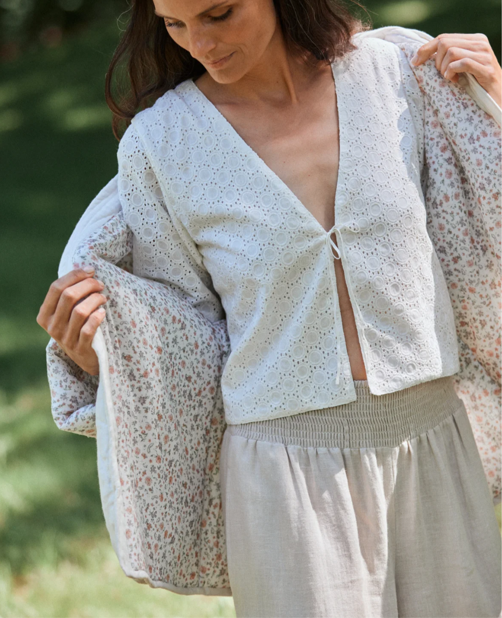 Femme Facon - AGNES SS kort cardigan vises på model.