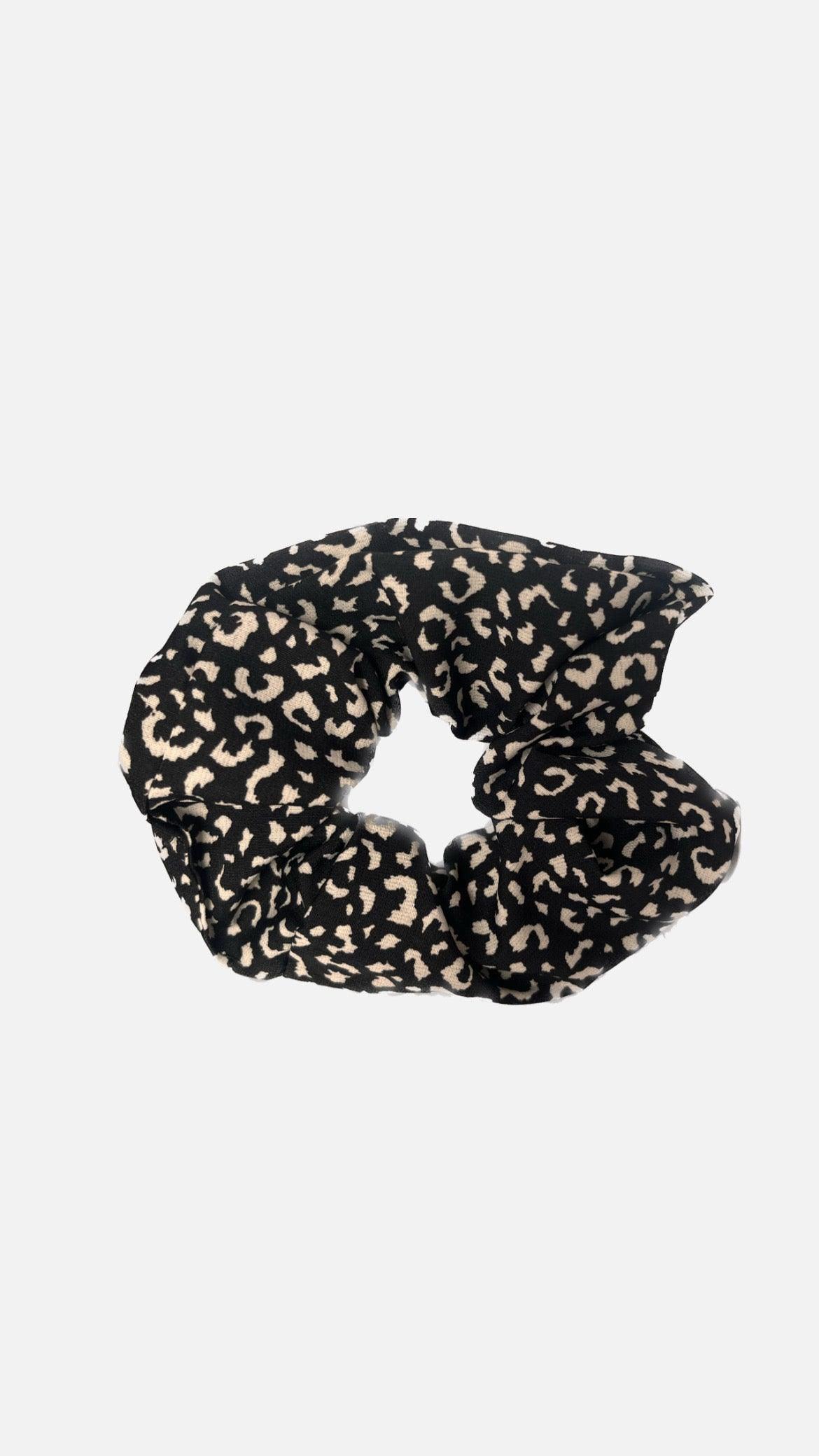 Scrunchie sort m. Leo print - Damernes Outlet