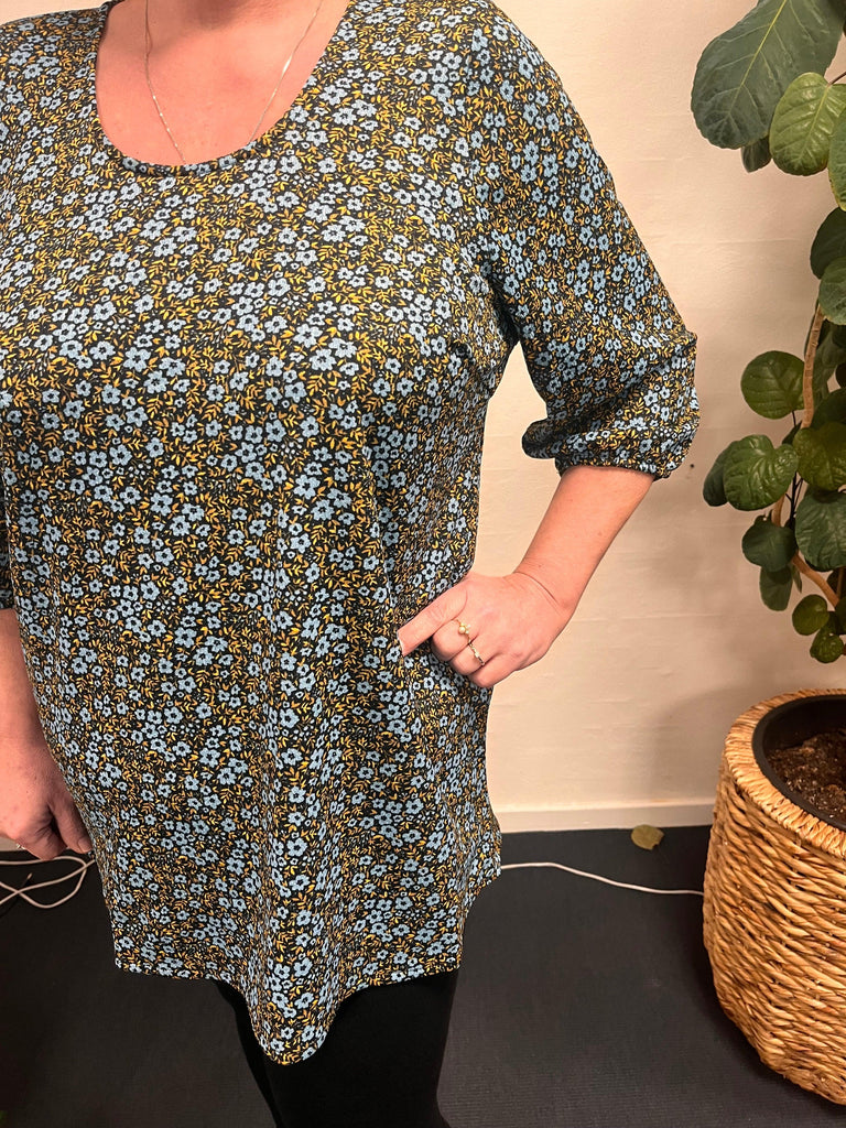 Kvinde iført By Caroline blomster bluse med unikt blomsterprint.